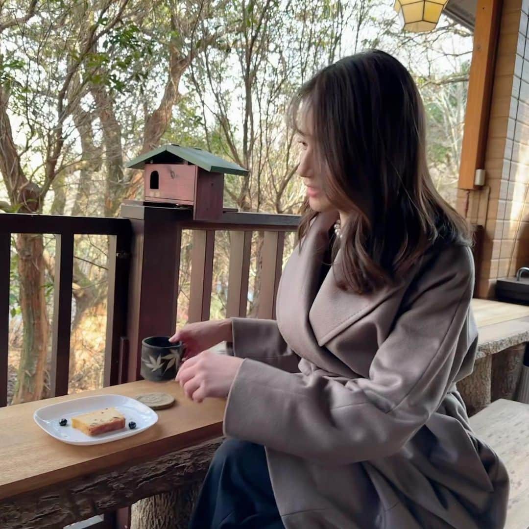 宇内梨沙さんのインスタグラム写真 - (宇内梨沙Instagram)「美味しいコーヒーを求めて☕️ ローリーも🐶♪  そして とっても寒いですね。  『今年はダウン着なくても良さそうかな〜』 なんて思っていましたが引っ張り出します🥶」1月24日 19時12分 - risaunai