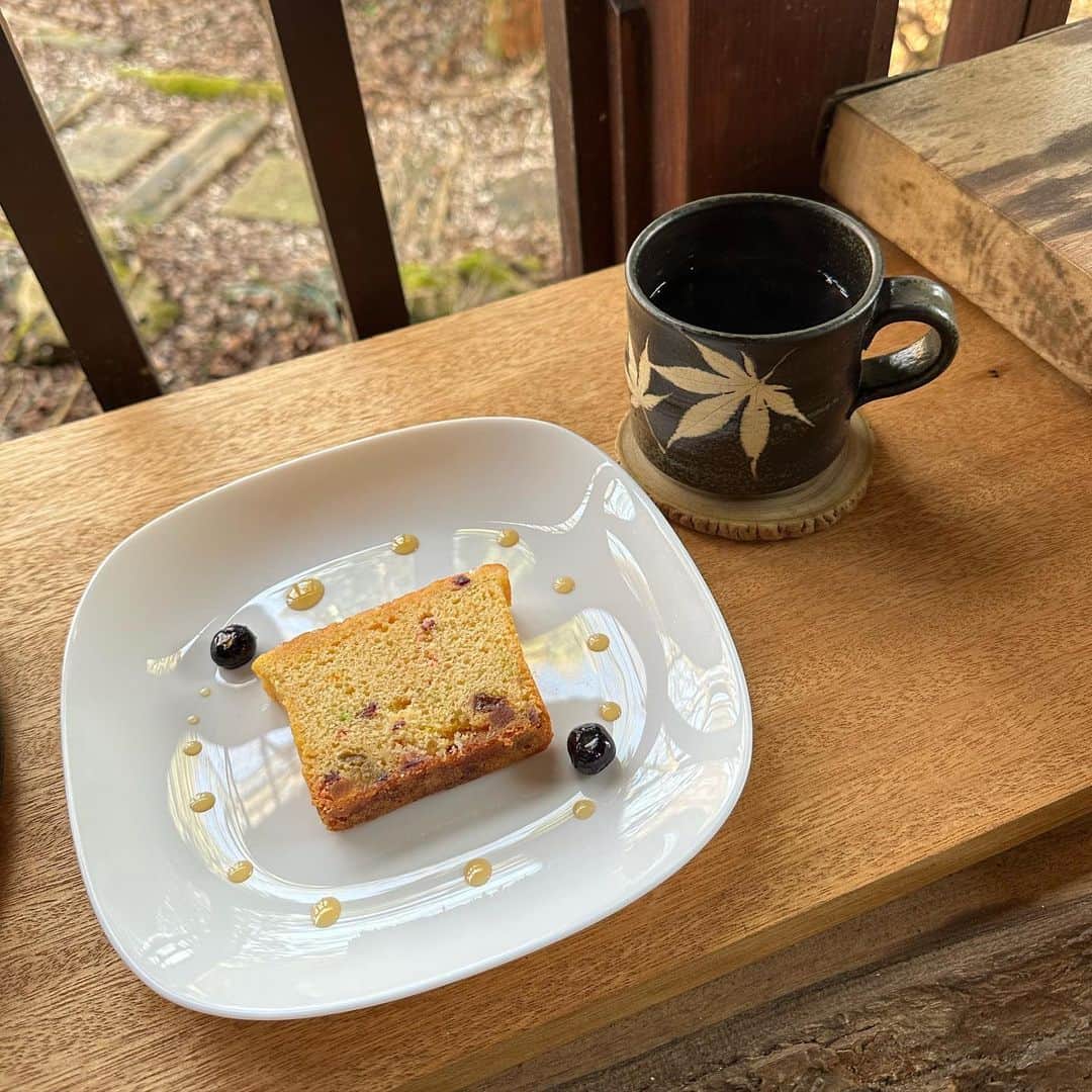 宇内梨沙さんのインスタグラム写真 - (宇内梨沙Instagram)「美味しいコーヒーを求めて☕️ ローリーも🐶♪  そして とっても寒いですね。  『今年はダウン着なくても良さそうかな〜』 なんて思っていましたが引っ張り出します🥶」1月24日 19時12分 - risaunai