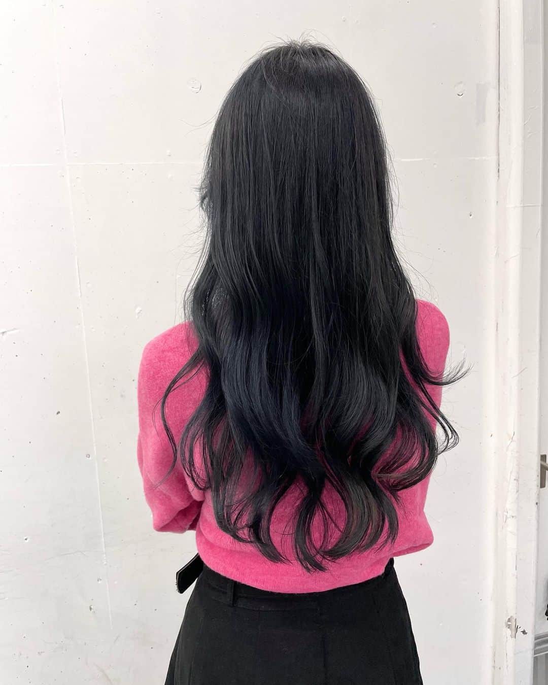 金子実加のインスタグラム：「髪の毛実は結構切ってる💇‍♀️ 今くらいが、私は好き❤️ ブルーブラックやはり評判良いです🫐❤️ ブルベさんにおススメ✨ めちゃくちゃ寒いので、 皆様温かくしてお過ごしください❤️  #ブルーブラック #ブルーブラックカラー #salon #サロン #サロンモデル #髪 #髪色 #美肌　#巻き髪 #巻き髪ロング #黒髪ロング #黒髪　#垢抜けヘア #垢抜け #おしゃれさんと繋がりたい #美容 #美容室 #スカルプケア #頭皮　#トリートメント　#髪質改善 #ブルベ #ブルベ冬」