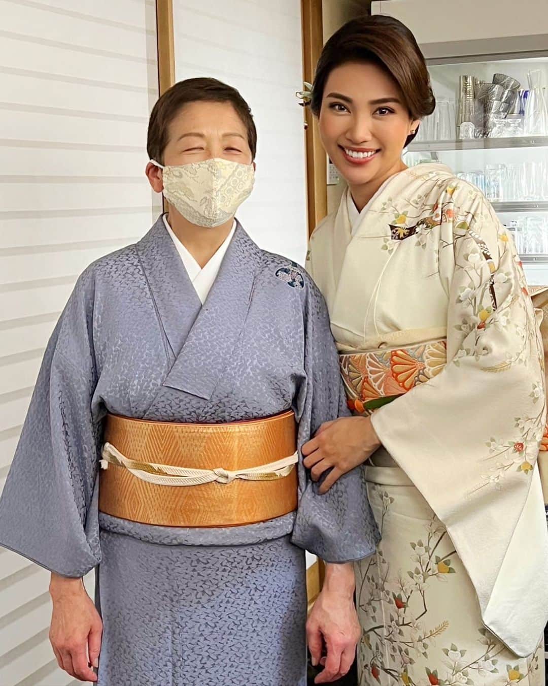 青山めぐのインスタグラム：「赤坂見附のお母さん❤️‍🔥お着物で、新年のご挨拶🙇🏽‍♀️🎍🎌」
