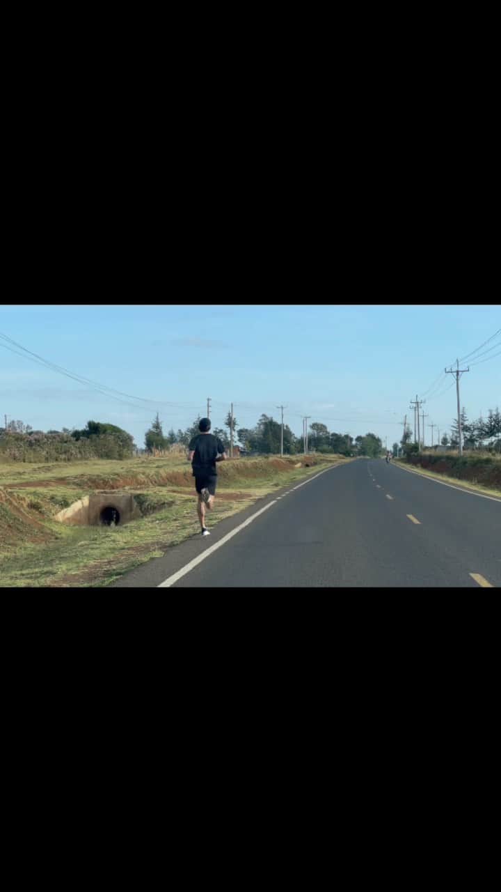 大迫傑のインスタグラム：「リズム良くファルトレク in KENYA 。」
