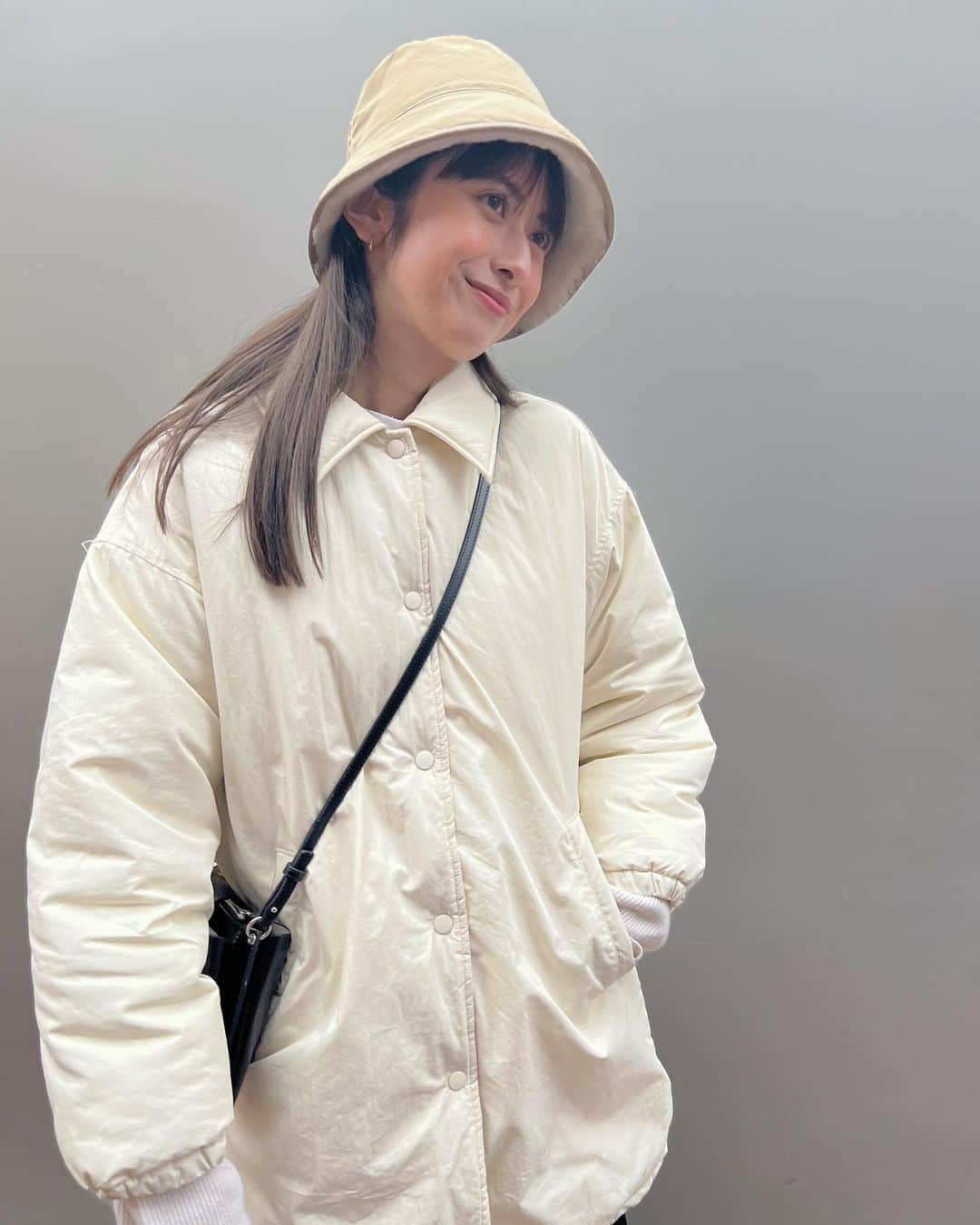 加納奈々美さんのインスタグラム写真 - (加納奈々美Instagram)「ダウンとモフモフの帽子で防寒〜。  明日雪降るのかな〜今から寒さに怯えているよ😮‍💨❄️」1月24日 19時39分 - nanami_kano