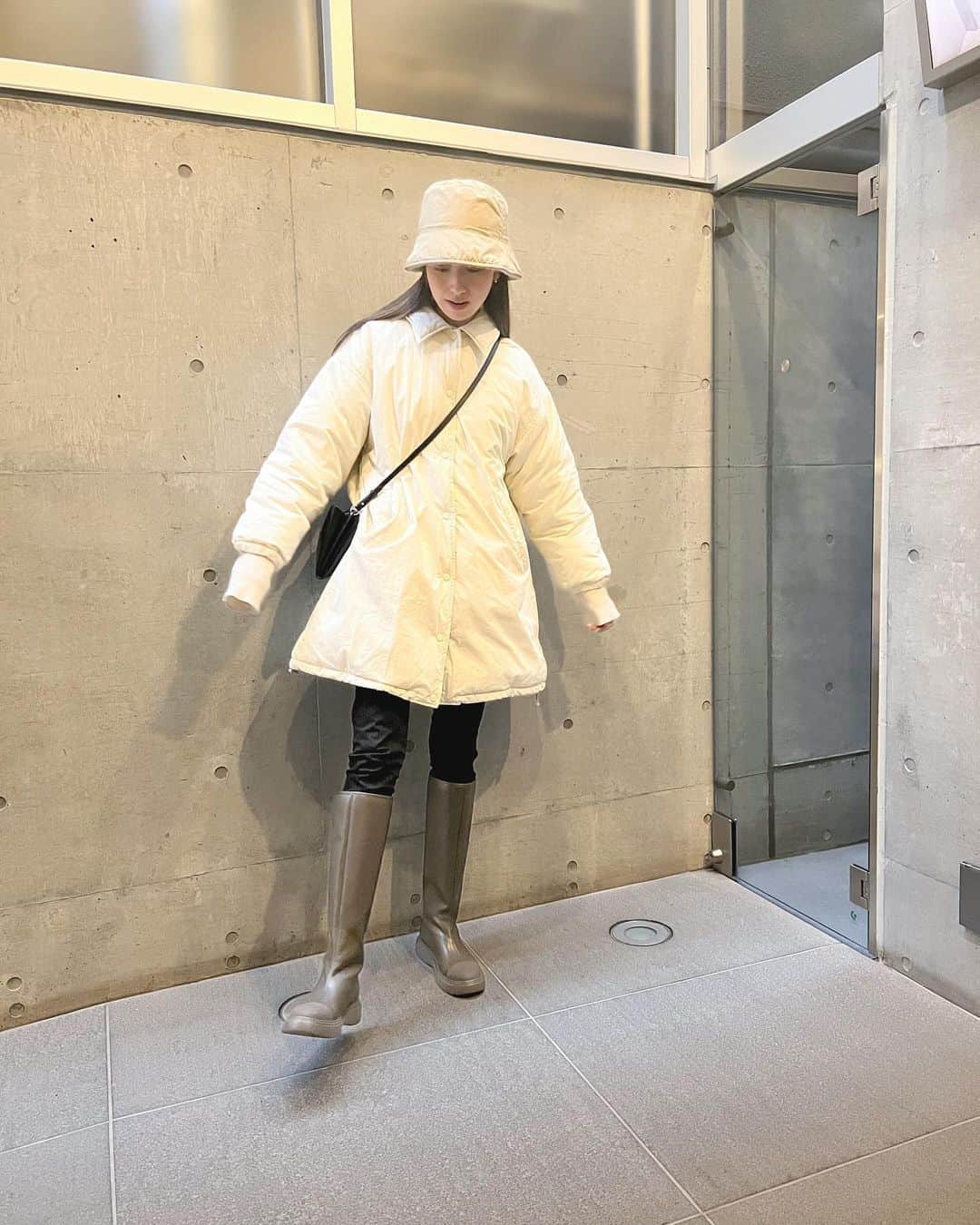 加納奈々美さんのインスタグラム写真 - (加納奈々美Instagram)「ダウンとモフモフの帽子で防寒〜。  明日雪降るのかな〜今から寒さに怯えているよ😮‍💨❄️」1月24日 19時39分 - nanami_kano