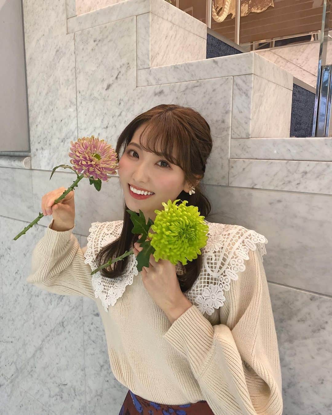 のインスタグラム：「こんばんは🌙 今日も寒い中1日お疲れ様でした✨  風邪など引かないように今日はゆっくり休んで下さいね🍀  今朝のアサデス。KBCの衣装は ・花柄ブラウンスカート @retrogirl_official さんの ・襟付きセーター ・スウェードボア付きブルゾン 実は今日はイヤリング、襟、スカートに全てにお 花のデザインが入っていました💐 お花の襟のデザインが可愛いすぎました♡♡  髪型は綺麗めハーフアップに🎶  今週は花wishということで 毎日日替わりでお花が登場します🌼 今日のお花はキクでした🌼 色や咲き方が様々で 色んなシーンに登場するキクのお花！ 私はピンポンマムといわれている丸い形をしたキクがお気に入りです⚪️🟡🟠  さて今日は雪が降って積もったところもありました。 現在、暴風雪警報も出ています。 皆さん最強寒波に十分に注意して下さい。  明日は出掛ける用事がある方はいつもより早めにお家を出たり時間に余裕を持ってお過ごしください！ また出来るだけお家の中など安全に過ごせる場所にいて下さい！  #アサデス#アサデスKBC#KBC#お天気お姉さん#福岡県#ふるさとwish#花wish#キクの花#菊#綺麗めコーデ#襟付きセーター#ブルゾン#フレアスカート」