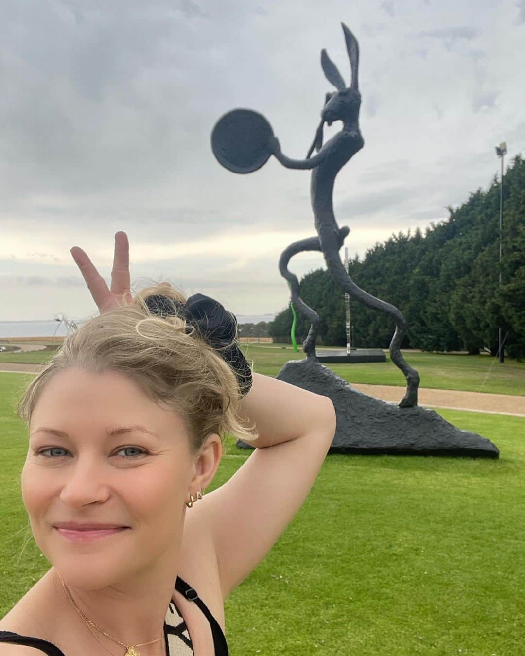 エミリー・デ・レイヴィンさんのインスタグラム写真 - (エミリー・デ・レイヴィンInstagram)「Beautiful arvo at @ptleoestate sculpture garden 🌿🗿」1月24日 19時42分 - emiliede_ravin