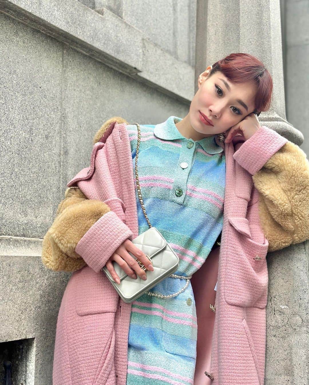 のインスタグラム：「本日は大寒波でとっても寒いですが、先日、春の訪れを感じる色合いのお洋服で銀座をお散歩しました🌸  とっても着やすい何気ないボーダーの柄のポロワンピなのですが、よく見ると青い部分はグラデーションになっていたり、首回りの襟部分のグリーンが濃くなってたり、もの凄く凝ったジャガード織りだった事に気づきました😳 ぱっと見、気づかない様な所までデザインが行き届いていて、シャネルの物作りへのこだわりや、細やかさにエレガンスを見て感激しました。  今晩22時に、シャネルのオートクチュールのショーのムービーが公開されるのですが、シャネルのクチュールはメゾンの世界観が職人さん達の技術により、手仕事で一点一点表現され、夢の様な世界を見せてもらえます。拝見するのがとても楽しみです！🎞💖  @chanelofficial  #CHANELHauteCouture #chanel #シャネル」