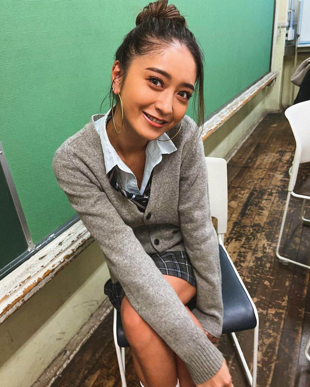 のインスタグラム：「． かまいたちさんにもうきつい って言われました🤣笑 JK時代撮影でよく使ってた制服 今でも仕事用にとってあります🏫」