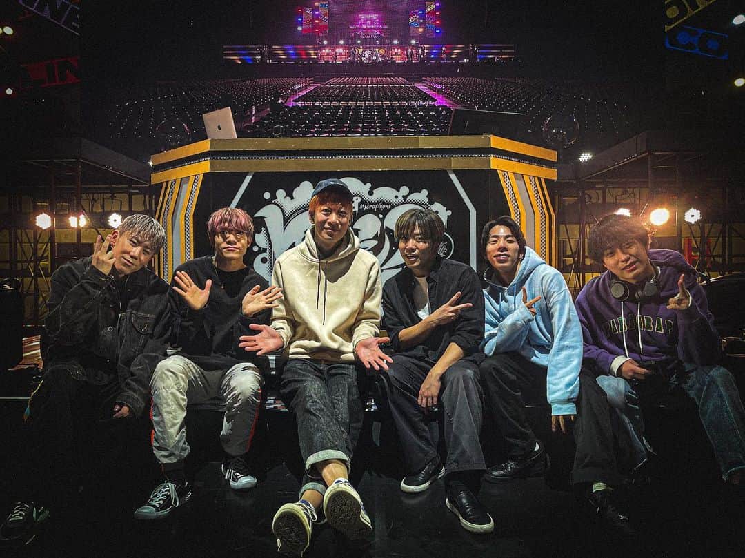 DJ U-ICHIのインスタグラム：「ヒプノシスマイク -Division Rap Battle- 8th LIVE ≪CONNECT THE LINE≫  今回、一緒に全公演参加した D.D.Bダンサーのみんな♪ @keitahasegawa_official  @yasu0327u  @takara_amn1106  @ver0125  @souta_4027   オープニングサウンドから各ディビジョン楽曲、そしてダンスタイムなど沢山カッコいいダンスや楽しいダンスが見られたんじゃないでしょうか！？  5th LiveからダンサーのみなさんとDJ & Dance Timeも作っていただき、5,6,7,8thといつもサウンドも作ってそれを踊ってくれるのも個人的には嬉しい時間です。  もちろん、それぞれのダンススタイルがある中でその都度ヒプマイのライブにおけるコンセプトの中で僕も制作してますし、毎回凄いパフォーマンスだなと思っていたけど、今までは単発のライブばかりだったからゆっくり絡めてなかったとこもあり、改めて8th Liveのように長いツアーだと沢山話せたりする時間も増えたので良かったなと思います。　  ポジションは違っていても、同じステージを盛り上げたり、お客さんを楽しませる気持ちは同じです。  今回もお互い良い経験をさせてもらったんじゃないかと思うし、その経験を大切に次のステップへ進もう！  また、会うことがあればお互い良いライブになるように！更にそれぞれの良いところが出るように突き詰めて行きましょう！  #ヒプマイ8thライブ  #hypnosismic  #ヒプノシスマイク  #djuichi」