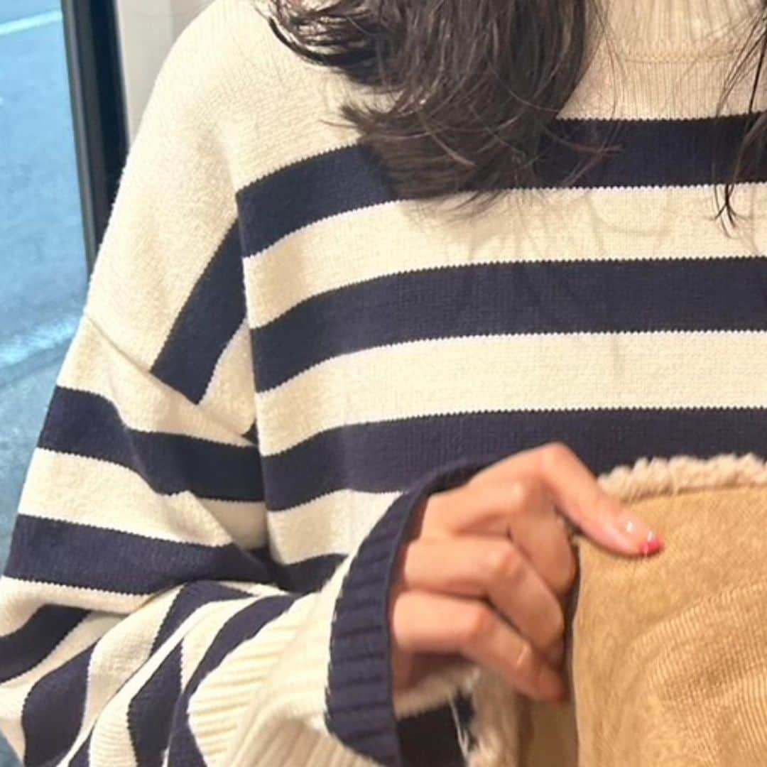 宮本あかりさんのインスタグラム写真 - (宮本あかりInstagram)「髪切りました💇🏻‍♀️ 高校からの友達にいつも切ってもらってる。 服がビックスモールンの日。  @nomad_hairsalon  @nunomemoe」1月24日 19時52分 - akari_.miyamoto