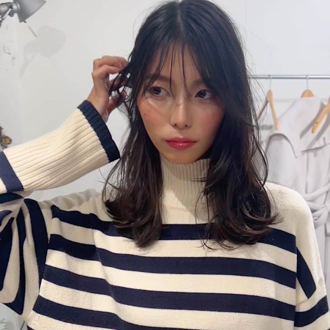 宮本あかりのインスタグラム：「髪切りました💇🏻‍♀️ 高校からの友達にいつも切ってもらってる。 服がビックスモールンの日。  @nomad_hairsalon  @nunomemoe」
