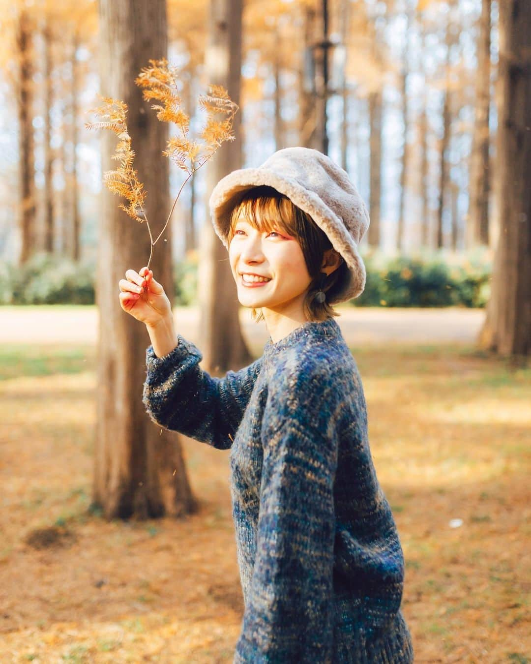 尾林美月さんのインスタグラム写真 - (尾林美月Instagram)「🍂🌲🪵 　 　 研究室から帰る道、風強くて寒すぎて耳が痛い！風に背中押されながら、小走りして帰った👟 白いものが何回か落ちてきた気がするんだけど、もしかして雪降ってる？❄️」1月24日 19時55分 - mizuki_obayashi