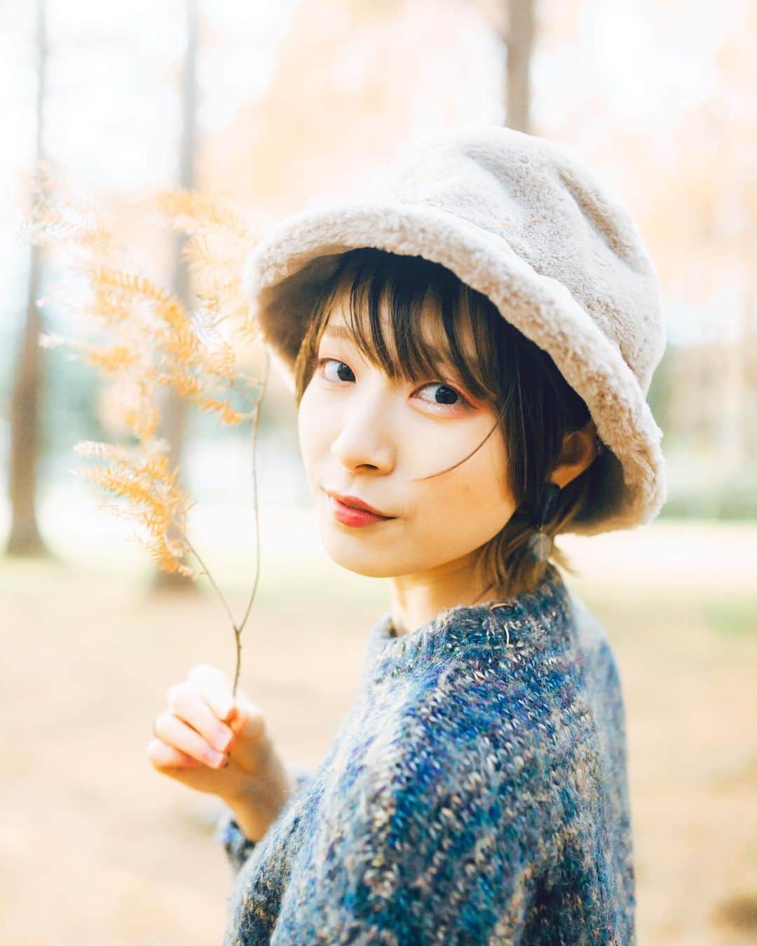 尾林美月さんのインスタグラム写真 - (尾林美月Instagram)「🍂🌲🪵 　 　 研究室から帰る道、風強くて寒すぎて耳が痛い！風に背中押されながら、小走りして帰った👟 白いものが何回か落ちてきた気がするんだけど、もしかして雪降ってる？❄️」1月24日 19時55分 - mizuki_obayashi