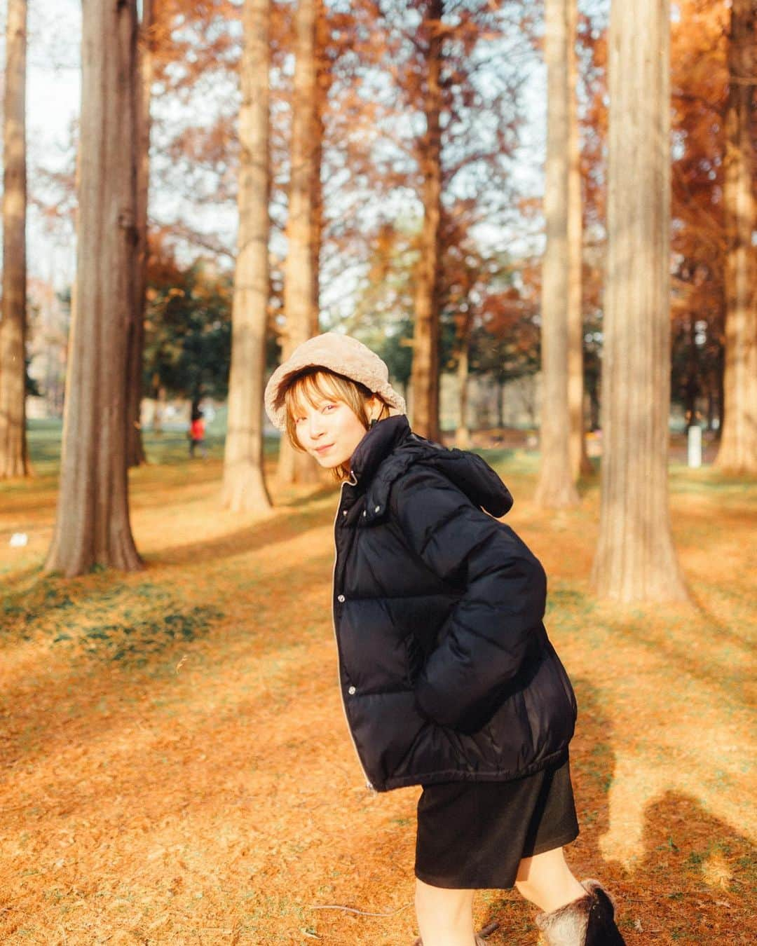 尾林美月さんのインスタグラム写真 - (尾林美月Instagram)「🍂🌲🪵 　 　 研究室から帰る道、風強くて寒すぎて耳が痛い！風に背中押されながら、小走りして帰った👟 白いものが何回か落ちてきた気がするんだけど、もしかして雪降ってる？❄️」1月24日 19時55分 - mizuki_obayashi