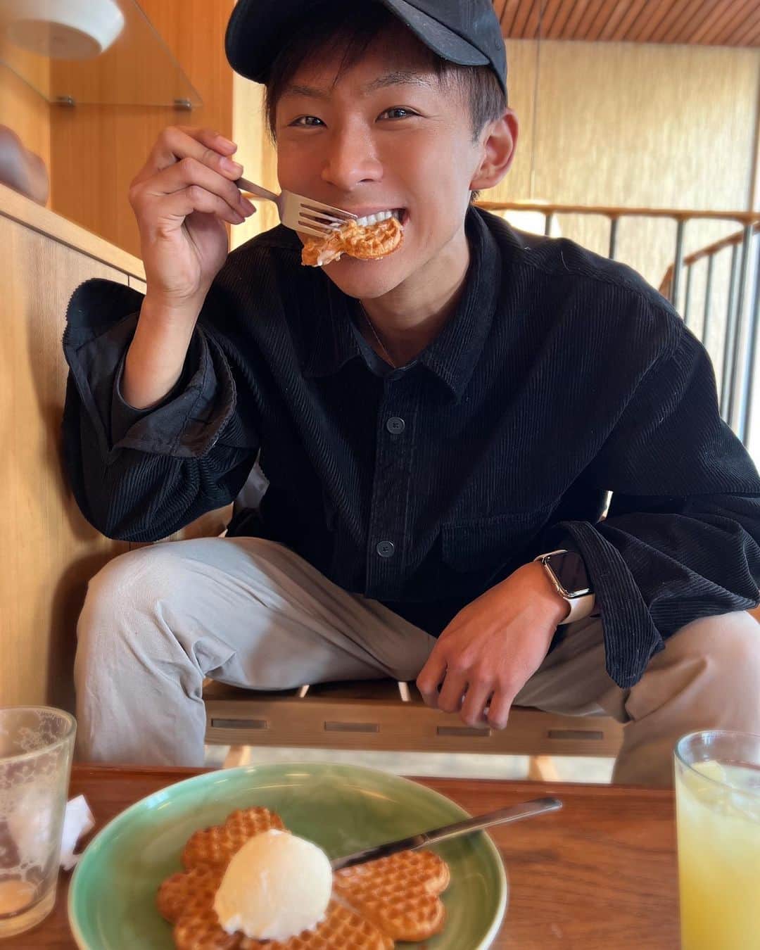 のインスタグラム：「『FUGLEN ASAKUSA 』にワッフルを食べに行って来ました🧇✨ ハートが可愛いです💚 是非皆さんも行ってみてね👶🏾  #東京力車 #浅草 #人力車 #人力車のお兄さん #ワッフル #フグレン浅草 #スイーツ」