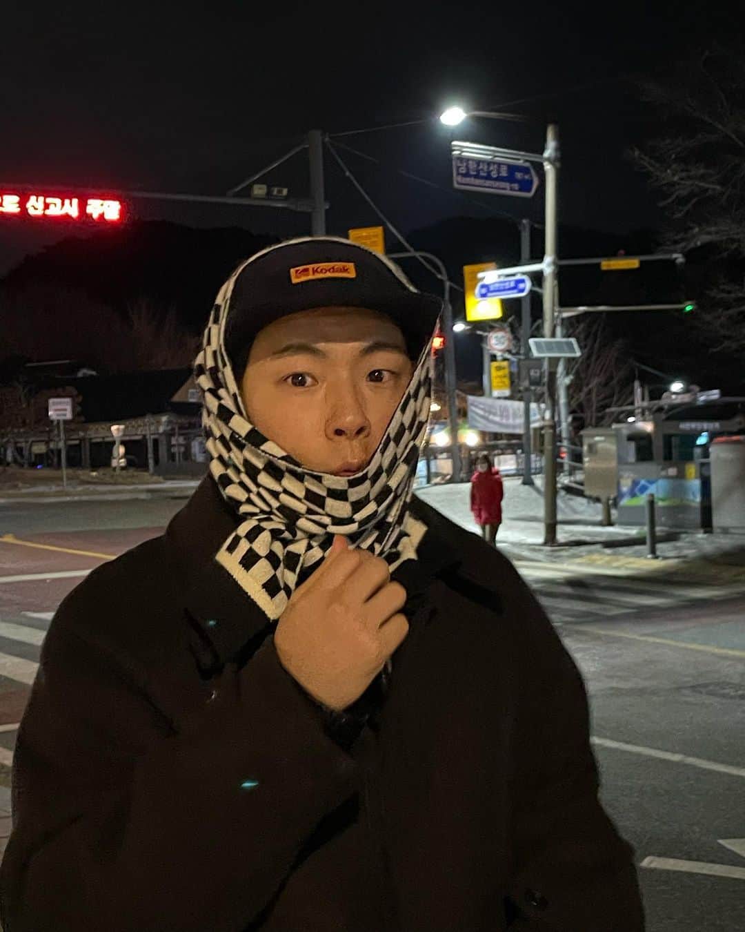 ディノのインスタグラム：「귀가 시려우니까🧣」