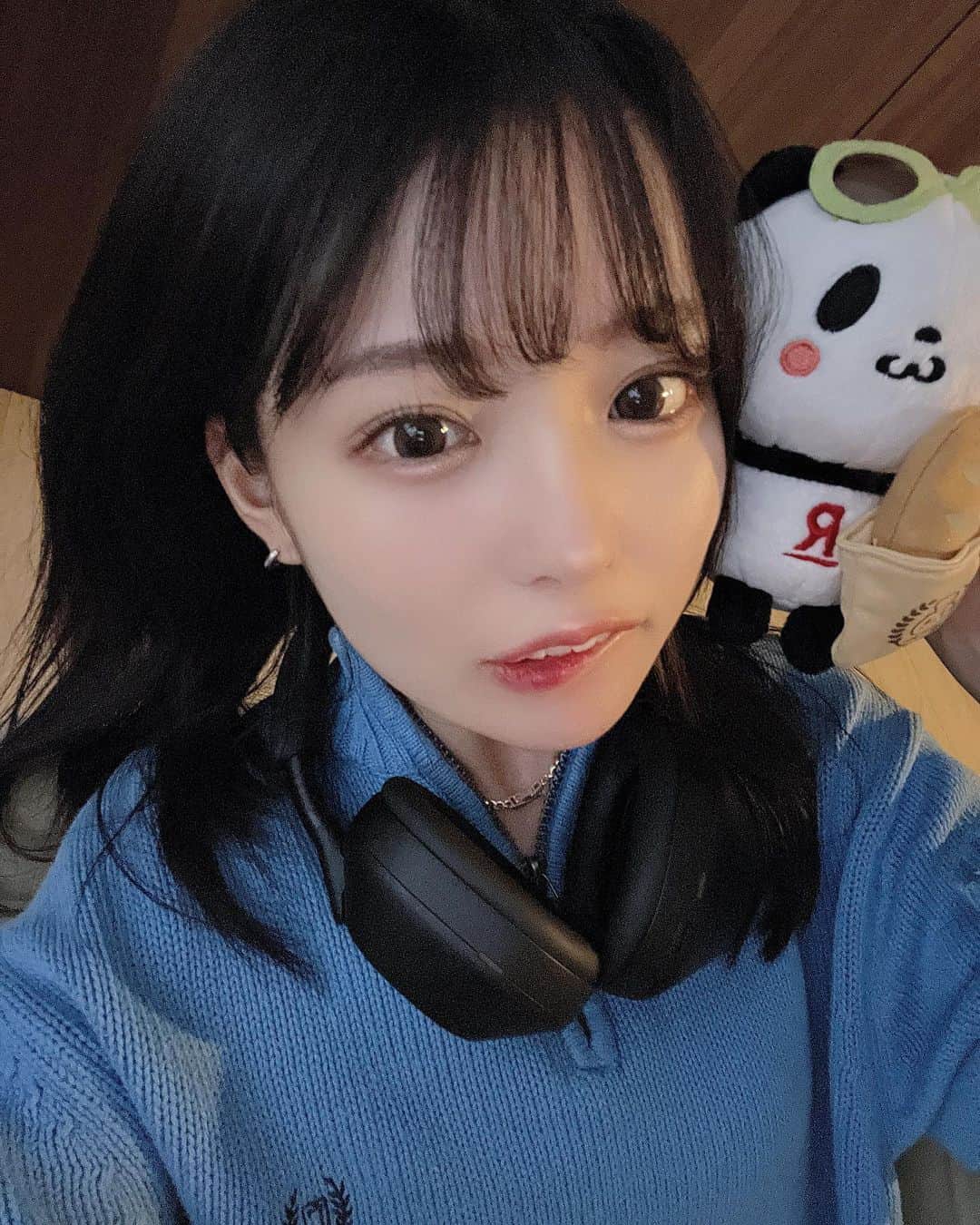sarimaru(国木田さりまる)のインスタグラム：「楽天モバイル1か月使ってみたよ〜📱🎧 とにかく凄く安くて、携帯代抑えられたから家計簿付ける時嬉しかった🥹🫶🏻  変える前に比べたら約半分くらい…！お得です、、  通信エリアが広がってて家ではもちろん、よく行く渋谷や新宿とかでも電波問題なく繋がるよ！ 海外ででも使えるみたい\♡/  データ無制限の最大月2,980円(税込3,278円）のワンプランでわかりやすく、使わない月はもっと安くなるよ！ みんなも使ってみてね😙 ※公平なサービス提供のため通信速度制限する場合あり。エリア外最大1Mbps。通話料等別 無制限は楽天回線エリアのみ  これからも使い続けます感謝🩰🎀 #PR #楽天モバイル」
