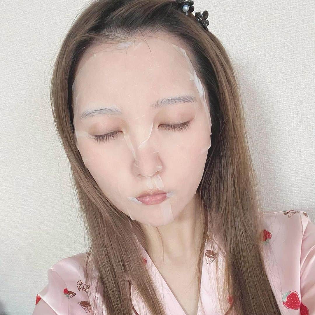 Moeka Takamatsuさんのインスタグラム写真 - (Moeka TakamatsuInstagram)「♡ パンテノールシカブレミッシュ アンプルスージングマスク𓂃🌿 . 1週間くらい使ったところだけど良かった◎ . ヴィーガン生地で肌に優しいところと エッセンスひたひたのシートだけど垂れてこなくて 顔全体ムラなくケアできるところ気に入ってる🧏‍♀️ . 肌沈静のシカ、バリア機能強化のパンテノールの他に むくみ緩和効果の成分が配合されてて 朝忙しい時のケアにもオススメ！ . マスクの貼り方クセあるのは気にしないで😂 (隙間あくの嫌で真ん中に詰めて貼る人) . . クリームも人気みたいだから気になる🤭 使ってよかったらまたレポする！ . . . . . #バイオヒールボ#韓国コスメ#オリーブヤング#オリヤン#オリーブヤングPB#フェイスマスク#シートマスク#プロバイオダーム#弾力#リフティング#タンタンクリーム#skincare#毛穴ケア#美白ケア#ニキビケア#すっぴん#cosme#コスメレポ#美容#美肌#おうち美容#美容好きな人と繋がりたい#beauty#instabeauty#instagood#pr」1月24日 20時07分 - moka_222