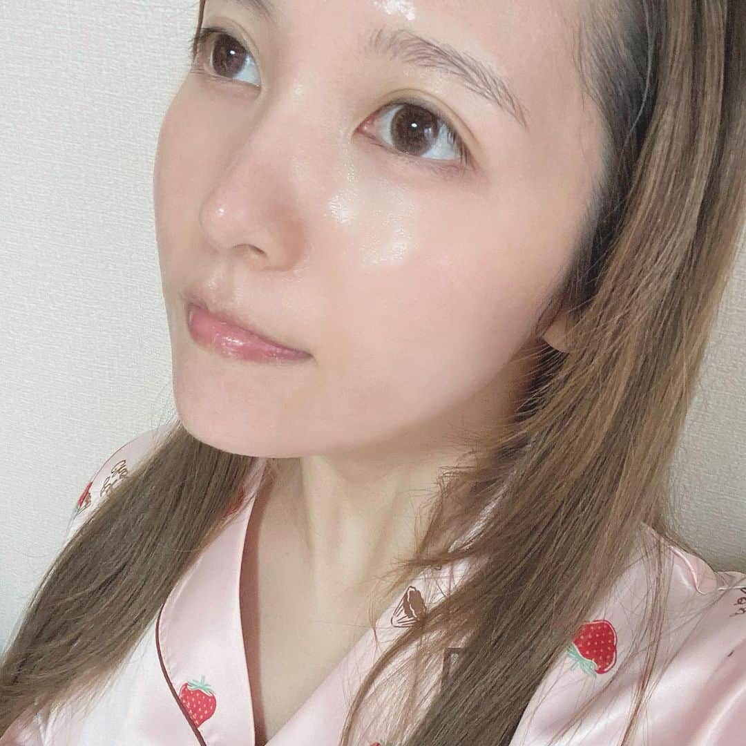 Moeka Takamatsuさんのインスタグラム写真 - (Moeka TakamatsuInstagram)「♡ パンテノールシカブレミッシュ アンプルスージングマスク𓂃🌿 . 1週間くらい使ったところだけど良かった◎ . ヴィーガン生地で肌に優しいところと エッセンスひたひたのシートだけど垂れてこなくて 顔全体ムラなくケアできるところ気に入ってる🧏‍♀️ . 肌沈静のシカ、バリア機能強化のパンテノールの他に むくみ緩和効果の成分が配合されてて 朝忙しい時のケアにもオススメ！ . マスクの貼り方クセあるのは気にしないで😂 (隙間あくの嫌で真ん中に詰めて貼る人) . . クリームも人気みたいだから気になる🤭 使ってよかったらまたレポする！ . . . . . #バイオヒールボ#韓国コスメ#オリーブヤング#オリヤン#オリーブヤングPB#フェイスマスク#シートマスク#プロバイオダーム#弾力#リフティング#タンタンクリーム#skincare#毛穴ケア#美白ケア#ニキビケア#すっぴん#cosme#コスメレポ#美容#美肌#おうち美容#美容好きな人と繋がりたい#beauty#instabeauty#instagood#pr」1月24日 20時07分 - moka_222