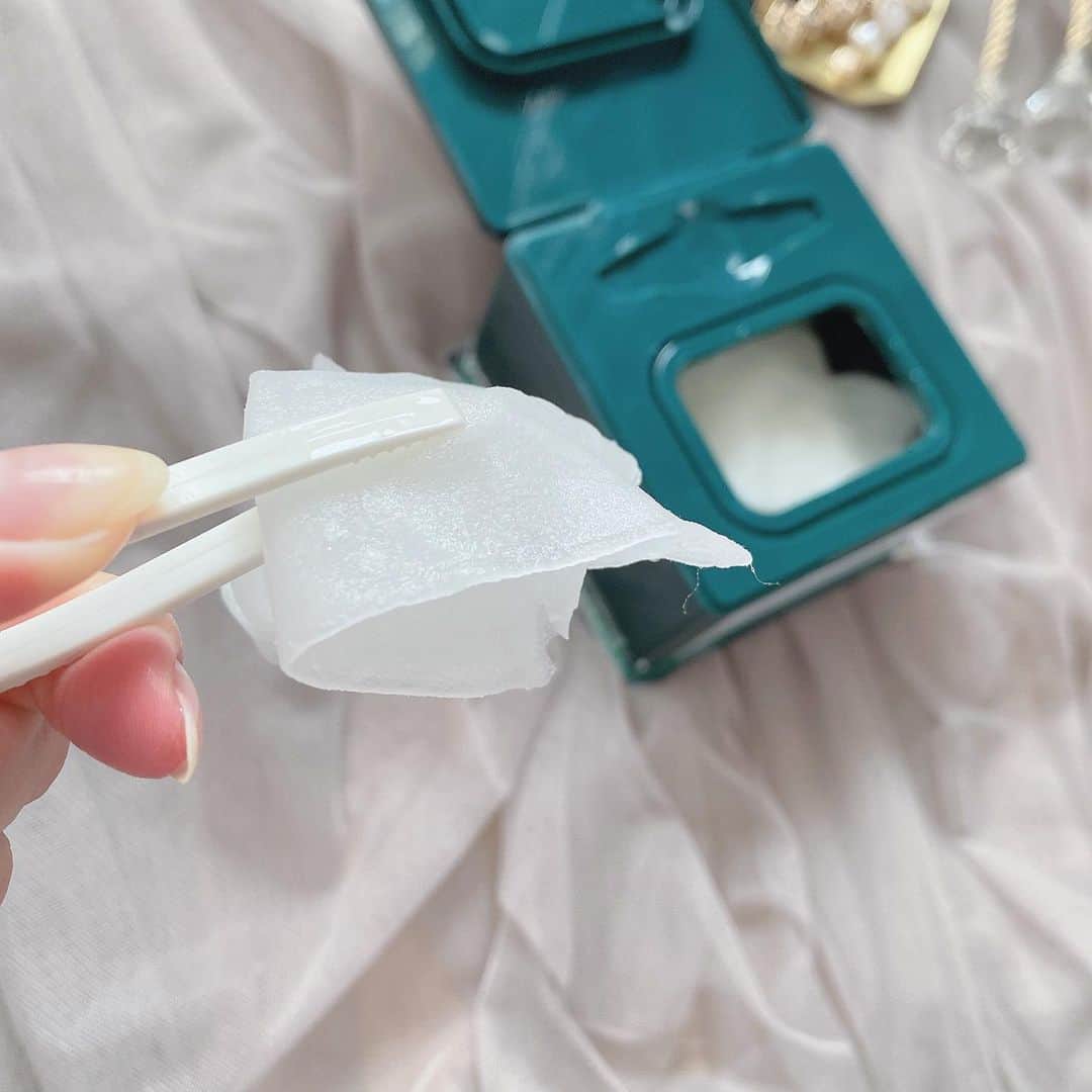 Moeka Takamatsuさんのインスタグラム写真 - (Moeka TakamatsuInstagram)「♡ パンテノールシカブレミッシュ アンプルスージングマスク𓂃🌿 . 1週間くらい使ったところだけど良かった◎ . ヴィーガン生地で肌に優しいところと エッセンスひたひたのシートだけど垂れてこなくて 顔全体ムラなくケアできるところ気に入ってる🧏‍♀️ . 肌沈静のシカ、バリア機能強化のパンテノールの他に むくみ緩和効果の成分が配合されてて 朝忙しい時のケアにもオススメ！ . マスクの貼り方クセあるのは気にしないで😂 (隙間あくの嫌で真ん中に詰めて貼る人) . . クリームも人気みたいだから気になる🤭 使ってよかったらまたレポする！ . . . . . #バイオヒールボ#韓国コスメ#オリーブヤング#オリヤン#オリーブヤングPB#フェイスマスク#シートマスク#プロバイオダーム#弾力#リフティング#タンタンクリーム#skincare#毛穴ケア#美白ケア#ニキビケア#すっぴん#cosme#コスメレポ#美容#美肌#おうち美容#美容好きな人と繋がりたい#beauty#instabeauty#instagood#pr」1月24日 20時07分 - moka_222