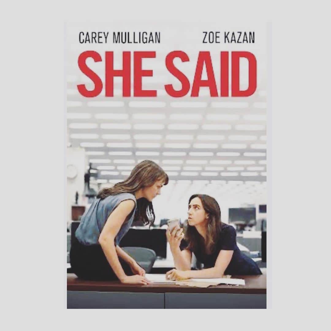 のインスタグラム：「「SHE SAID」 〜シー・セッド　その名を暴け〜  2017年、ニューヨーク・タイムズ紙による性暴力報道。 ハリウッドの映画プロデューサーによる性暴力事件を 2人の女性記者が追いかけ、相手側からの激しい攻撃をはねのけて、記事の公開へ至る姿が描かれている。 のちの#MeToo 運動が世界へ広がる大きなきっかけとなった。  長い年月は、性暴力被害を受けた人々の深い心の傷を癒すわけではなく、心に蓋をしたままの凍った記憶として在り続ける。 その蓋が記者からの言葉によってどのように動いていくのか。 "一番最初に声をあげる人"の怖さや勇気はどれほどのものなのか。覆い被さったものを心で突き破り、かすかな光を見出してくれた人たちの強さを感じずにはいられなかった。 そして、そのあとに続いた多くの人たちの存在を知ると、"最初の一人"であることが、とんでもなく恐ろしいことだとわかる。  映画の中で、二人の女性記者のプライベートが要所要所で描かれることの意味も考えた。彼女たちにもパートナーや子供がいて、生活を背負いながら記事のために駆けずりまわっている。  産後、記者が職場に戻った時に交わされる上司との会話が秀逸。ほんと、よくわかる。記者も人間。そして暴かれる側も人間。 ささやかなことを守ってきた人たち。ぎりぎりの所で自尊心を保ちながら生きてきた人たち。傷ついた心を持ち続けることになってしまった人たち。傲慢に生きてきた人たち。 どの状態が幸せなのか他人には分からない。  けれども、自分の身に降りかかってきた天命のような仕事や出来事はきっと人生に何度かあるはずで、そういう時にギブアップしない自分であるために。毎日を努力したり手抜きしたりしながら 一進一退、自分なりに考えて重ねていくことが大事だと思った。」