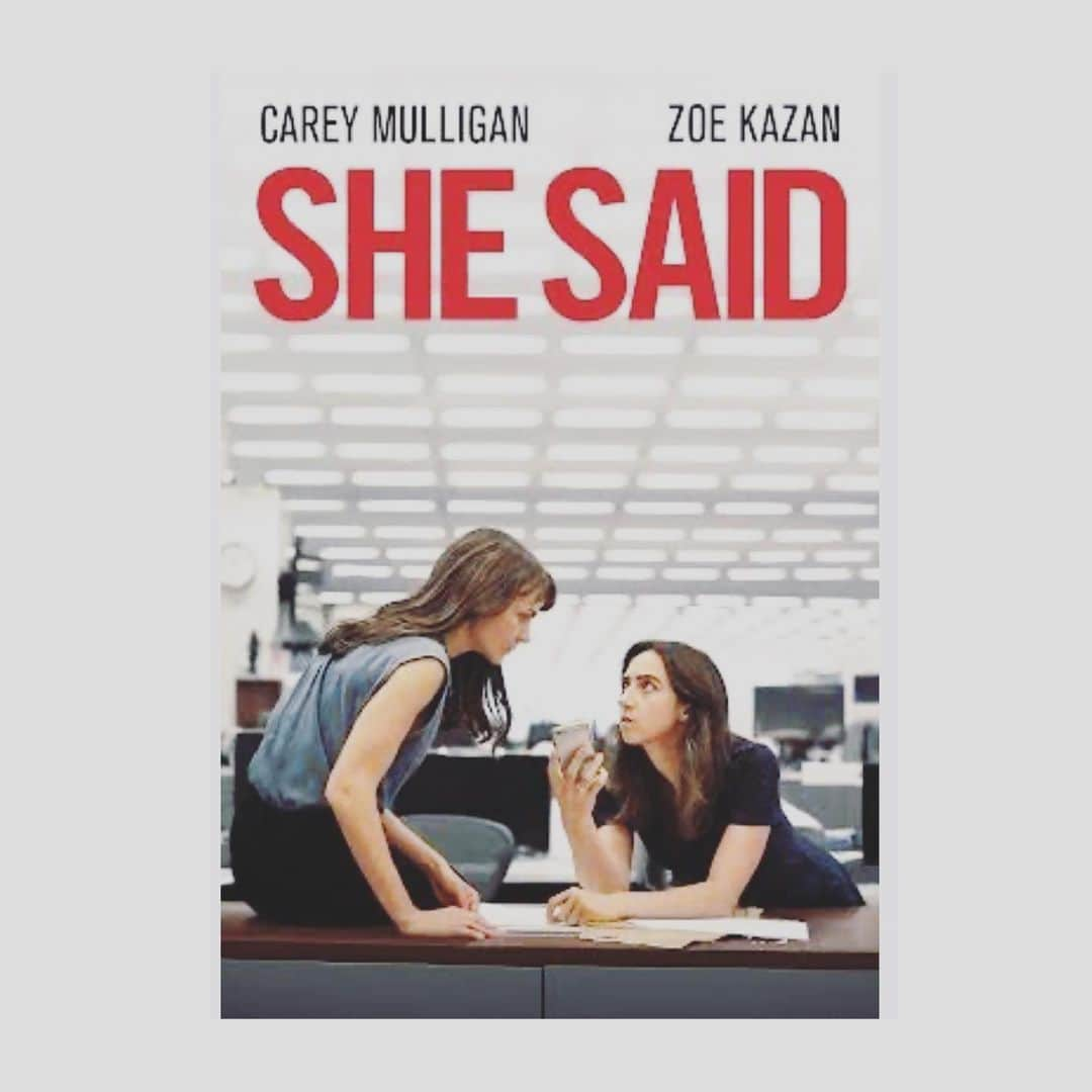 徳永有美さんのインスタグラム写真 - (徳永有美Instagram)「「SHE SAID」 〜シー・セッド　その名を暴け〜  2017年、ニューヨーク・タイムズ紙による性暴力報道。 ハリウッドの映画プロデューサーによる性暴力事件を 2人の女性記者が追いかけ、相手側からの激しい攻撃をはねのけて、記事の公開へ至る姿が描かれている。 のちの#MeToo 運動が世界へ広がる大きなきっかけとなった。  長い年月は、性暴力被害を受けた人々の深い心の傷を癒すわけではなく、心に蓋をしたままの凍った記憶として在り続ける。 その蓋が記者からの言葉によってどのように動いていくのか。 "一番最初に声をあげる人"の怖さや勇気はどれほどのものなのか。覆い被さったものを心で突き破り、かすかな光を見出してくれた人たちの強さを感じずにはいられなかった。 そして、そのあとに続いた多くの人たちの存在を知ると、"最初の一人"であることが、とんでもなく恐ろしいことだとわかる。  映画の中で、二人の女性記者のプライベートが要所要所で描かれることの意味も考えた。彼女たちにもパートナーや子供がいて、生活を背負いながら記事のために駆けずりまわっている。  産後、記者が職場に戻った時に交わされる上司との会話が秀逸。ほんと、よくわかる。記者も人間。そして暴かれる側も人間。 ささやかなことを守ってきた人たち。ぎりぎりの所で自尊心を保ちながら生きてきた人たち。傷ついた心を持ち続けることになってしまった人たち。傲慢に生きてきた人たち。 どの状態が幸せなのか他人には分からない。  けれども、自分の身に降りかかってきた天命のような仕事や出来事はきっと人生に何度かあるはずで、そういう時にギブアップしない自分であるために。毎日を努力したり手抜きしたりしながら 一進一退、自分なりに考えて重ねていくことが大事だと思った。」1月24日 20時08分 - yumi_tokunaga.official