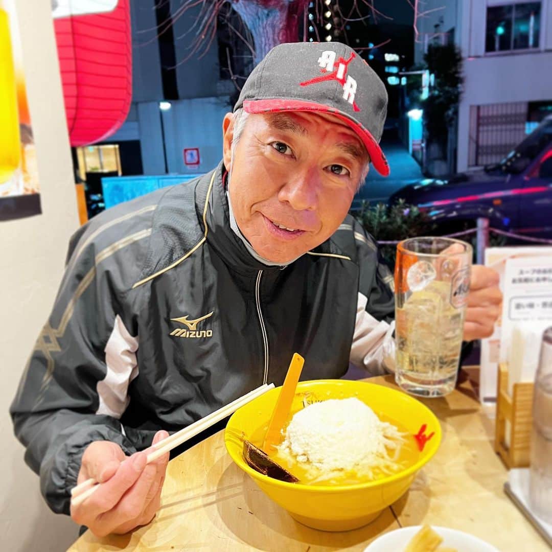 柳葉敏郎さんのインスタグラム写真 - (柳葉敏郎Instagram)「. 久しぶりのチーズラーメン。🍜 昔からこのチーズラーメンが大好き‼️ 寒い中外で食べる温かいラーメン🍜 うんめがったなあ〜‼️ 最高の晩飯でした👍🏻」1月24日 20時12分 - toshiro_yanagiba_official