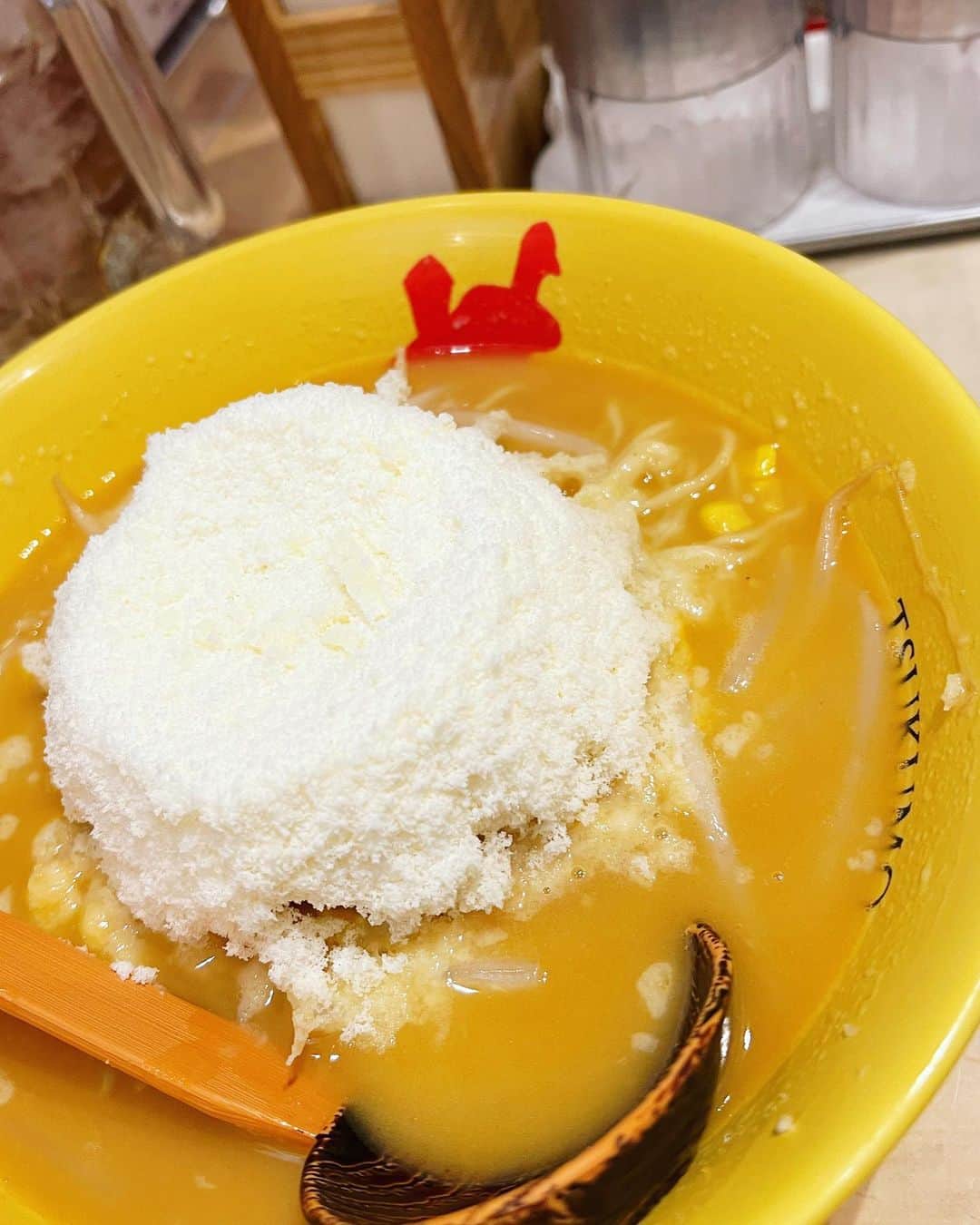 柳葉敏郎さんのインスタグラム写真 - (柳葉敏郎Instagram)「. 久しぶりのチーズラーメン。🍜 昔からこのチーズラーメンが大好き‼️ 寒い中外で食べる温かいラーメン🍜 うんめがったなあ〜‼️ 最高の晩飯でした👍🏻」1月24日 20時12分 - toshiro_yanagiba_official