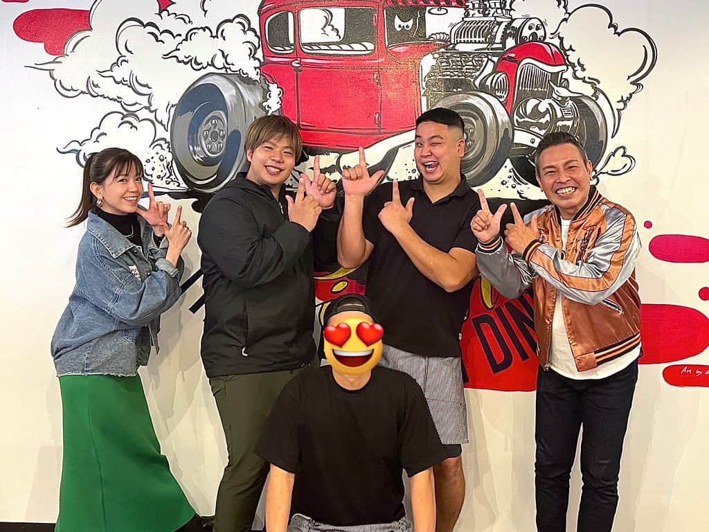南の島のおばーと孫のインスタグラム：「【アゲアゲめし】  自分の飲食店を出すのが夢だった幼馴染  料理で人に喜んで貰うのが好きで ずっと飲食関係の仕事を続けていた彼が  2023年1月9日、浦添市に念願の飲食店  アメリカンダイニング リンリン @rinrin_urasoe をオープン  オープンして次なる目標は  沖縄のグルメ番組『アゲアゲめし』に 取材に来て頂ける様にSNS頑張るぞ！  と一緒に手伝っていた所...  まさかの取材に来て頂きました！ @otv_ageagemeshi   大川豊治さん( @ookawa_toyoharu ) 嘉数ゆりさん( @yuri.kakazu.official )  にお会いできたのが嬉しかったです☺️  個人的にはお二人が料理を食べて コメントを撮影している時に  今までずっと料理を頑張ってきた幼馴染が そのコメントひとつひとつに認めて貰えた気がして 見ていて嬉しくて少し泣きそうになりました  こうやって今までお二人の言葉が 各飲食店の皆様の励ましになったり 自分達のサービスへの自信につながっていって  飲食店が鼓舞される事で更に 多くのお客さんを幸せして行くんだろうなと  この番組の深さと タレントの皆様の言葉の力を 勉強させて頂きました  #全力のアゲアゲ #キャピキャピの32歳 #キチンと鳥分ける」
