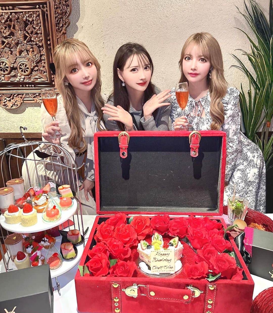 吉川ちえのインスタグラム：「【🌹🌹🌹🌹🌹】 . 蘭子ちゃんが双子の誕生日 お祝い㊗️🎉してくれたよ🐰💓 めっちゃ映えなケーキありがとう😍 ケーキ可愛すぎたし蘭子ちゃんも 可愛かったしこの日は眩しすぎた☀️✨ . 昼くらいに集合したはずなのに 気付いたら外が真っ暗になってたくらい 語りました🤣✌️💜めっちゃ楽しかったw💓 蘭子ちゃんいつも双子のトークに付き合ってくれてありがとう🥺💕 . #birthday #Happybirthday #双子 #アフタヌーンティー」