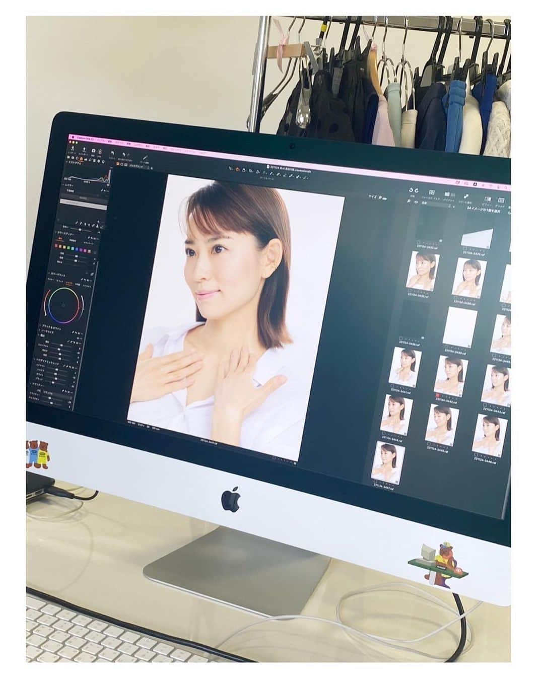 市川由衣のインスタグラム：「. はろー #美ST  初登場しとります。美容誌によんでいただけるなんて…嬉しすぎました。 こちらで紹介している美顔器 #ディレイアゼル　導入とEMS同時に出来るし、頭皮をほぐすと顔があがるので撮影前の頼もしい味方🥹✨ 美ST3月号ぜひご覧下さいまし☺︎ ⁡」