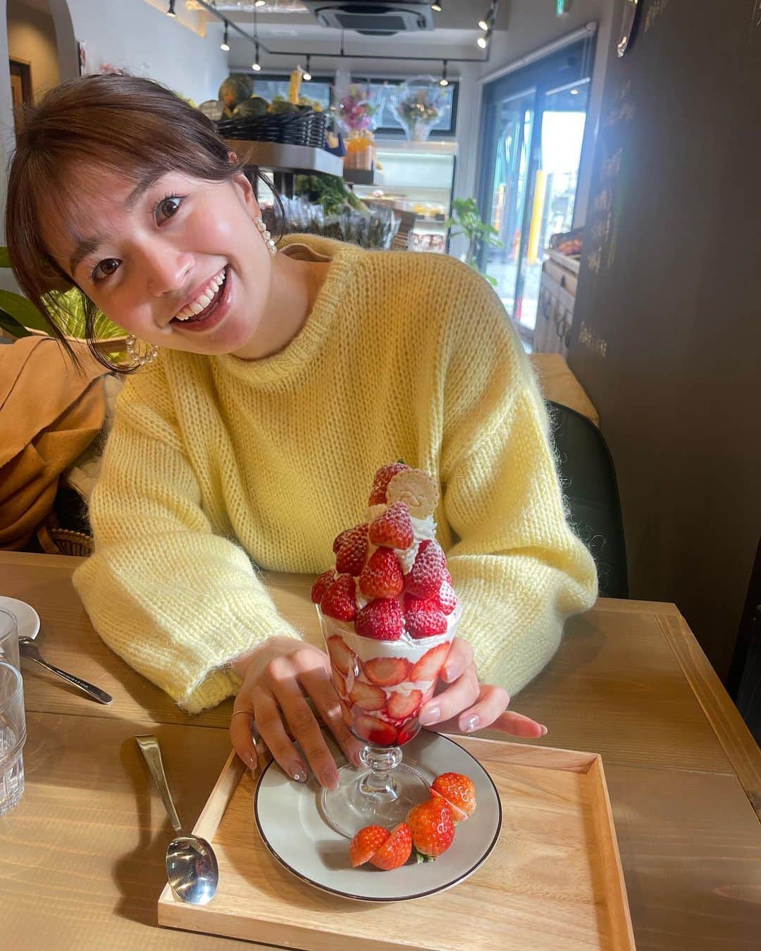 中谷萌のインスタグラム：「🍓🍓🍓  姉のカフェのいちごパフェ！ 甘いものはあまり食べないのですが 中はヨーグルトアイスで 甘すぎなくて最高に美味しかった☺️🥰  🍓🍓🍓」
