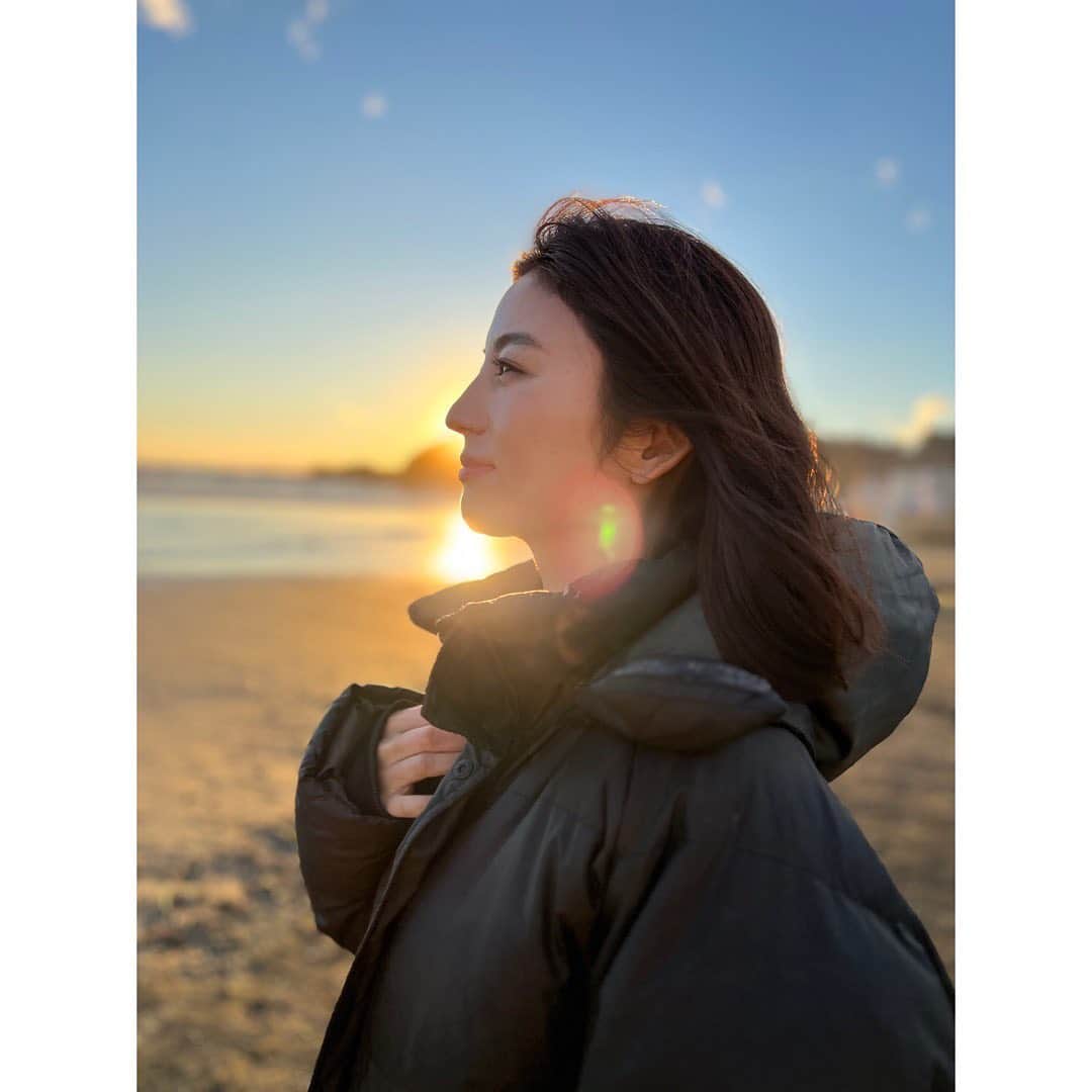 宇賀なつみのインスタグラム：「.  表紙撮影は、湘南の海。  寒かったーーー‼︎‼︎ でも、楽しかった(^^)  #じゆうがたび  #shooting  #湘南 #宇賀なつみ」