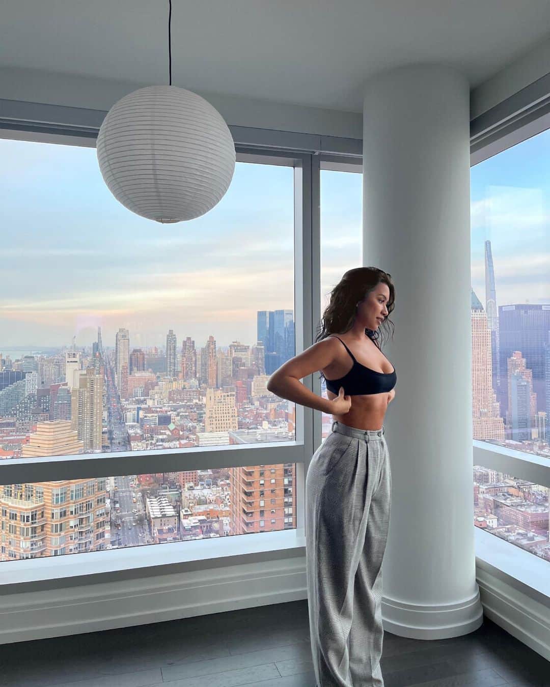 Julia Kellyのインスタグラム：「I still can’t believe I get to call this my home..  18 year old me would be so proud of how far we’ve come.  I still pinch myself every single day I wake up to this view. 🥹 @555ten.nyc」
