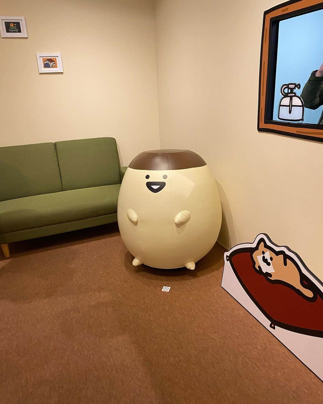 府中ふみえさんのインスタグラム写真 - (府中ふみえInstagram)「どうしても行きたくて行ってきた (૭ ᐕ)૭  平日だから空いてるかなって思ったら意外と多いし老若男女様々なぶん学者［←お文具ファンの総称］がいてびっくり。  もうちょいキャラと撮りたかったけど自撮りの限界が、、、(  ᷄ᾥ ᷅ ) 誰かと行くべきだったわ。  はああ。にしてもお文具達の可愛さに心が満たされた💕🥺  #お文具さん #わいのおうち展 #プリンさん #猫さん #こねこさん #名も無きものさん #ゼリーさん」1月24日 12時02分 - plank.fuchufumie