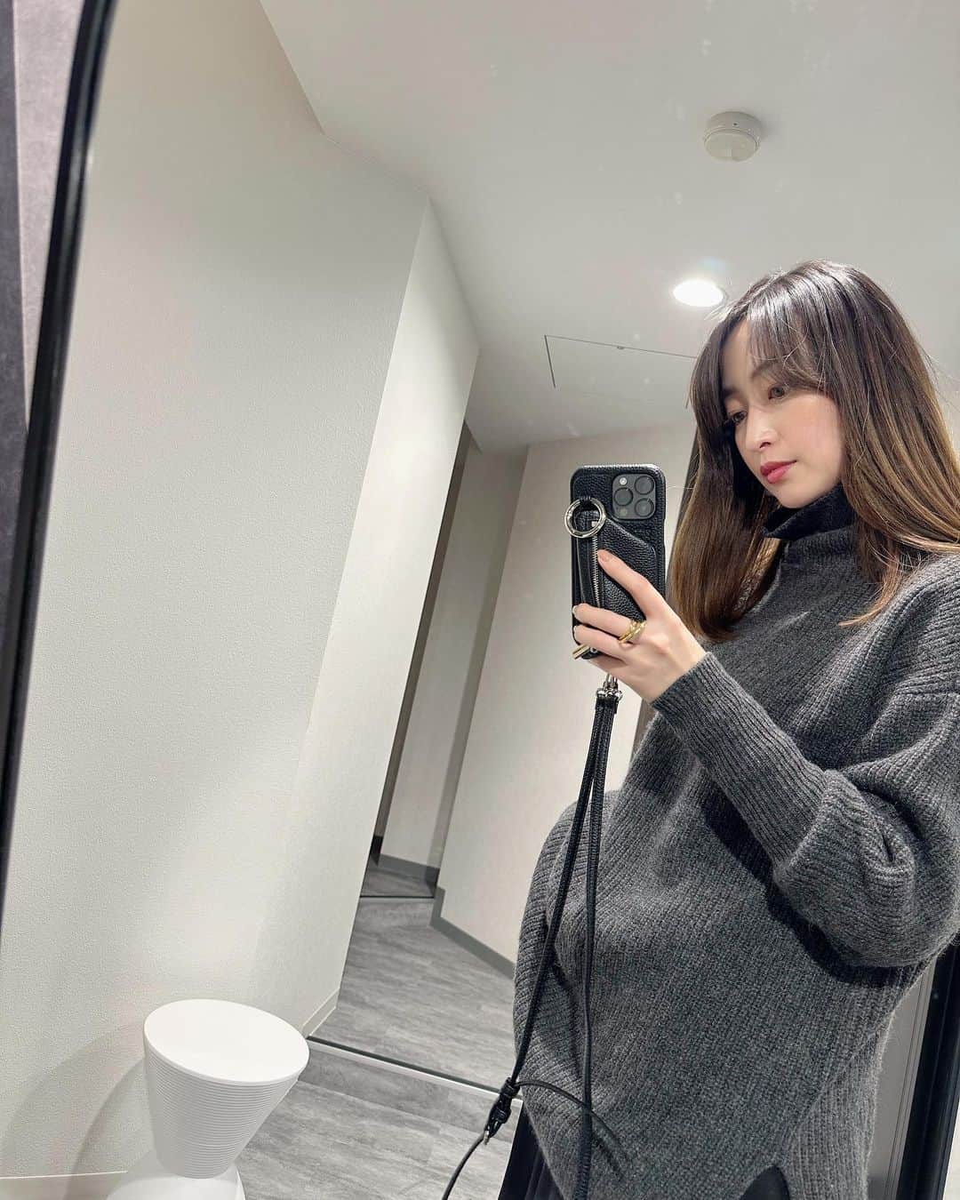 上野なつひのインスタグラム：「新しいスタートが楽しくて新たな発見したばかり🤍  そんな小さなをお裾分けできるよう沢山得てたくさんシェアしたい！  今日明日はかなり寒くなるとのことなので皆様暖かい格好でお出かけしてね☺️  tops @unbybalancestyle  skirt @amerivintage  coat @stylings_official  sneaker @newbalance」