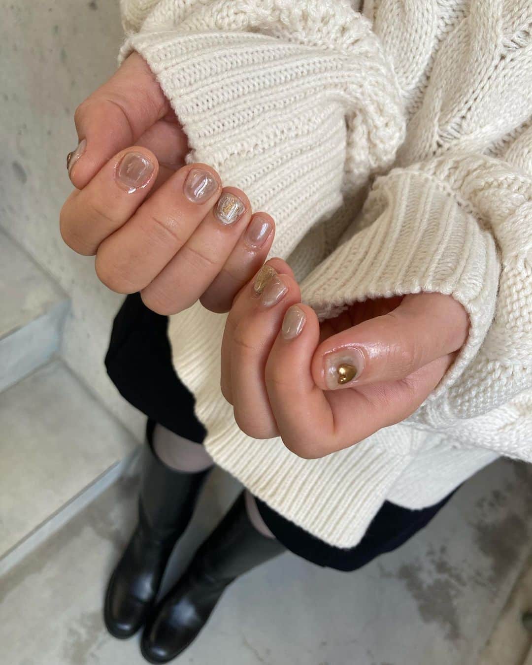 あゆちゃんのインスタグラム：「🖤🤍🤎 ⁑ ⁑ 久しぶりのネイル💅❤️‍🔥 燃えたぎるほど可愛い🤤 @yurina.nails がしてる @manon____nail でしてきたんやけど上手やしセンス良いし天最高🫰🏻 今回は @manon____nail_kanui ちゃんにしてもろたんやけどこの親指の♡はかぬいちゃんの手作りやねん🫶🏻 予約とか質問とかはDMしたら対応してくれるみたいやからみんなネイルしに行ってな🤝🏻 わしもまた来月行かせてもらう🤭 ⁑ ⁑ #ネイル #ハートネイル #韓国ネイル  #nail #ママ」