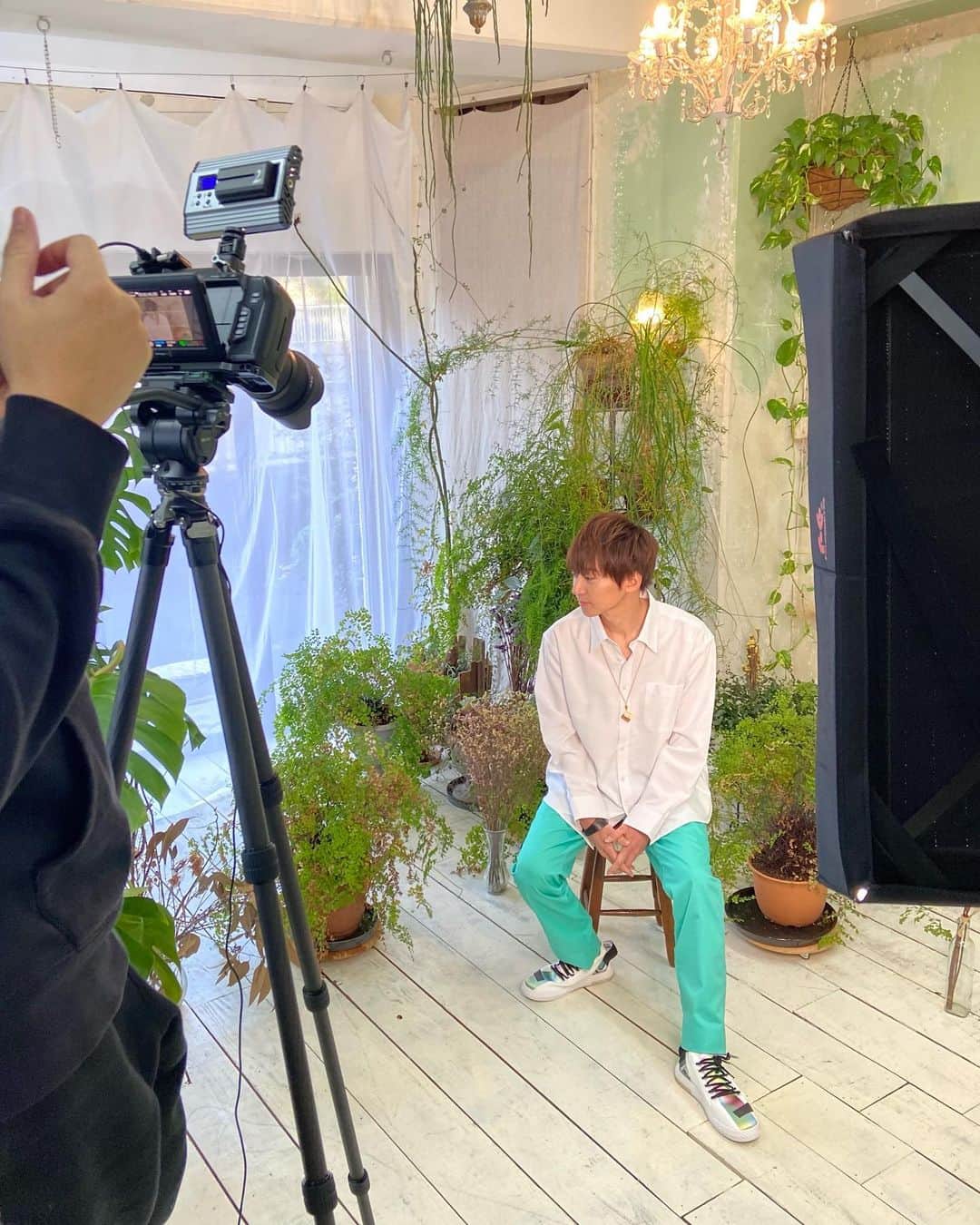 関義哉のインスタグラム：「新曲 #アガペの手紙 PV スタジオ撮影中  #関義哉 #SingerSongGolfer  #弾き語り #弾き語り男子 #シンガーソングライター #シンガーソングライターと繋がりたい  #弾き語りさんと繋がりたい」