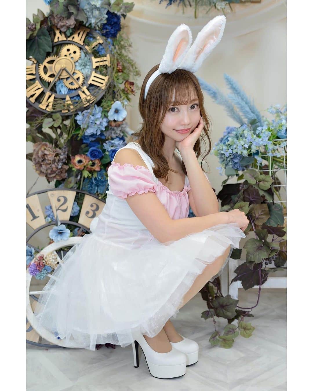 城戸ひなののインスタグラム：「* 白うさぎさん、待ってー🐇🕰 . . *  #不思議の国のアリス  #うさ耳  #バニーちゃん  #かわいい  #美女  #モデル  #レースクイーン  #ポートレート #被写体  #撮影会  #ファインダー越しの私の世界  #팔로우미  #粉我  #人像攝影  #bunnygirl  #asiangirl  #racequeen  #model  #portrait  #good_portraits_world  #followme」