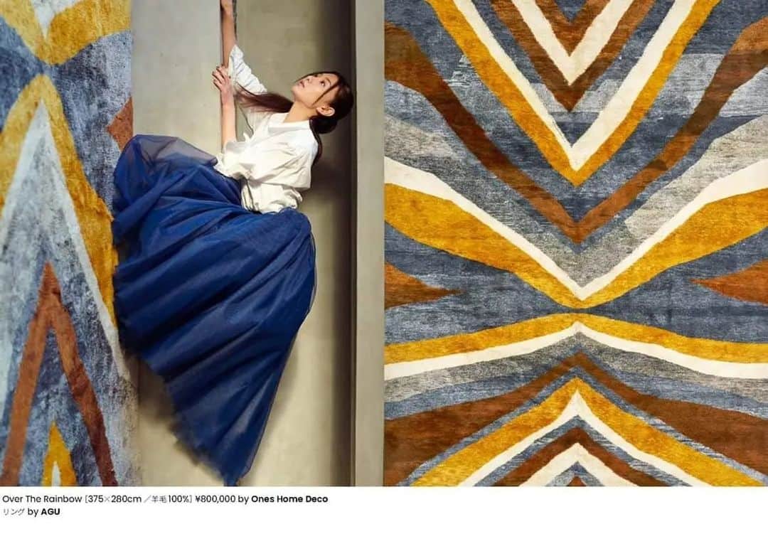 玄里のインスタグラム：「@oneshomedeco 🦜  ひとつひとつ、思いのこもったカーペットたちと撮影しました。  One carpet, one story from Morocco 🇲🇦」