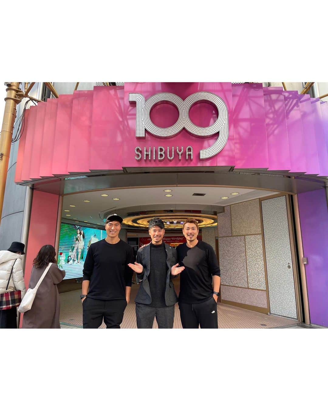 のインスタグラム：「何年ぶり。最高の再会、最高すぎ‼️ 何話したか覚えてないけど、 有三も裕介も、元気な顔🔥 何年ぶりの再会でも顔にエネルギー溢れていたな🔥  歳下の裕介を真ん中に写真したら、しっかり先輩を立てる裕介の心が素敵‼️ 3人が打ち合わせなしで撮ると、なかなか👍ポーズショット揃わない。🥹 けどけど 4枚目で勝手に揃うところがセレッソＪ2からJ 1に上がった、最高メンバー！  写真を撮ってくれた、有三の可愛い娘ちゃんありがとう😘　  裕介は渋谷からどんどん攻めて🔥 攻め上がっていこうね🔥🇯🇵 有三はオーストラリア🇦🇺から🔥」
