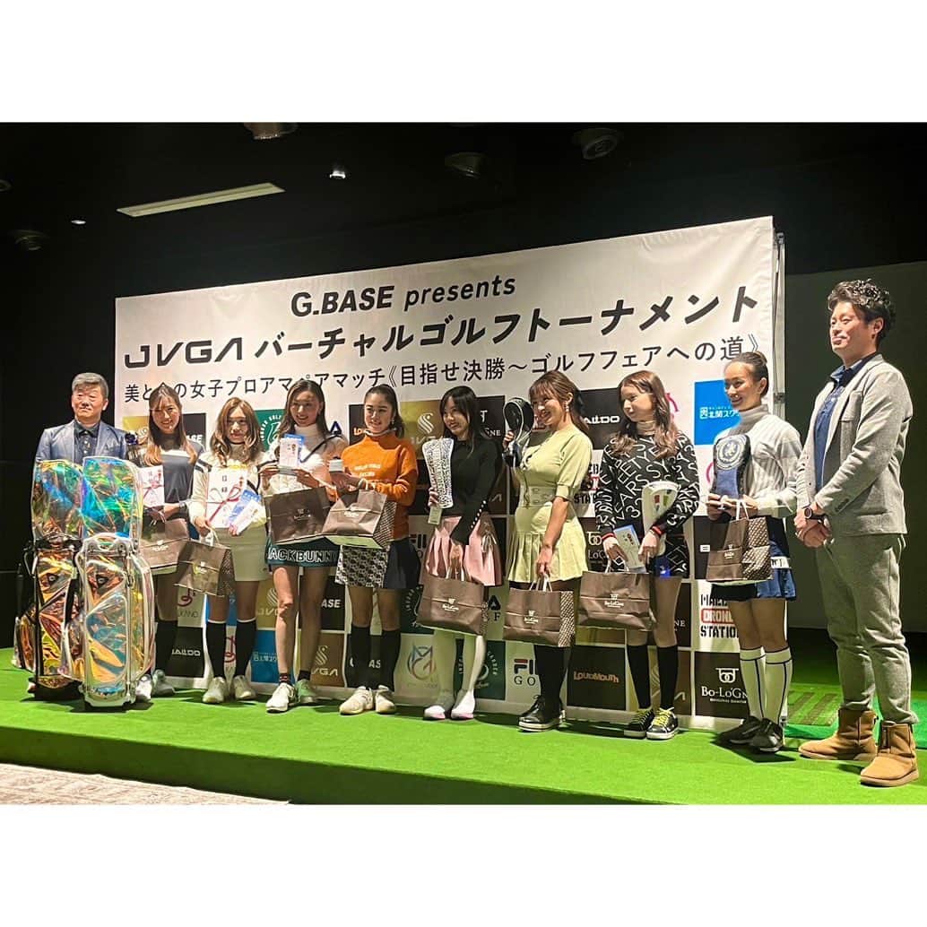 菊池なつきのインスタグラム：「JVGAバーチャルゴルフトーナメント 美と食の女子プロアマペアマッチ　 に参加させていただきました🏌️‍♀️⛳️  ルールはペアで1つのボールを 交代に打っていく方法です …これがめちゃくちゃ緊張する！！  私は @ayametan0714  とペアを組みました！ どうにか迷惑かけないようにと頑張りましたが、、 惜しくもアマ1位に一打足らずで予選敗退…🥲 でも楽しかった！！ 一緒に戦ってくれてありがとう❤️❤️  プロとのポイント制勝負に勝って優勝した @saori.kurosu  @__rinoue  本当におめでとう😍🎉👏  プロのお話をきいたり スイングを間近で見る事ができて 本当にいい経験になりました✨✨  #横山もも　プロ #齊藤妙　　プロ #新宮帆乃美　プロ #大田紗羅　　プロ  めちゃくちゃかっこよかったです！！😍✨✨ ありがとうございました！  そして食事！！ ごはんもスイーツも全部おいしくて ずっーと食べてました🤣❤️❤️  音楽ガンガンかかっていて MCの @musclerikiya が盛り上げてくれる中でのゴルフ！ なかなかこんな経験できない🤣🤣  最高に楽しかったです！😍😍 参加させていただきありがとうございました👏  @golf_gt518  @6asakusa  @musclerikiya  @jigengolf  @g_base_golf  @bologne_ig   会場になった INDOOR GOLF GARDEN 6 ASAKUSA ⛳️東京都台東区浅草2-14-5 浅草ジェイズビルB1F  とても広くて綺麗でした✨ ぜひ一度行ってみてください  𖣔  𖤣𖥧𖥣𖡡𖥧𖤣  𖣔  𖤣𖥧𖥣𖡡𖥧𖤣  𖣔  #コンペ　#プロアマ　#プロゴルファー #インドアゴルフ #ゴルフ女子 #女子ゴルフ #ゴルフスイング #インスタゴルフ #ゴルフ大好き #followme #instalove #ゴルフ #ゴルフ初心者 #🔰#🏌️‍♂️ #golf #JAPAN #初心者 #golfstagram #golfswing #インスタゴルフ」