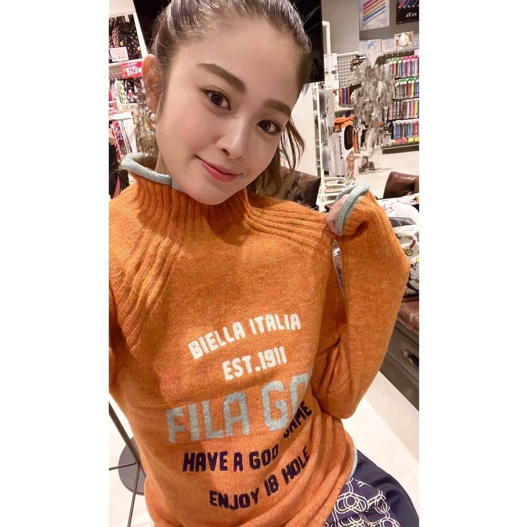 菊池なつきのインスタグラム：「衣装で頂いた @fila_japan_official   鮮やかなオレンジ色は ゴルフ場で映える事間違い無い！👍🍊🧡  今流行りのモックネックで 暖かいしかわいい🧡🧡  𖣔  𖤣𖥧𖥣𖡡𖥧𖤣  𖣔  𖤣𖥧𖥣𖡡𖥧𖤣  𖣔 #fira  #firagolf  #ゴルフ女子 #女子ゴルフ #ゴルフスイング #インスタゴルフ #ゴルフ大好き #followme #instalove #アプローチ　 #ゴルフ #ゴルフ初心者 #golf #JAPAN #初心者 #golfstagram #golfswing  #ゴルフレッスン  #ゴルフウェア  #ゴルフ上手くなりたい  #ゴルフ好きと繋がりたい  #골프」