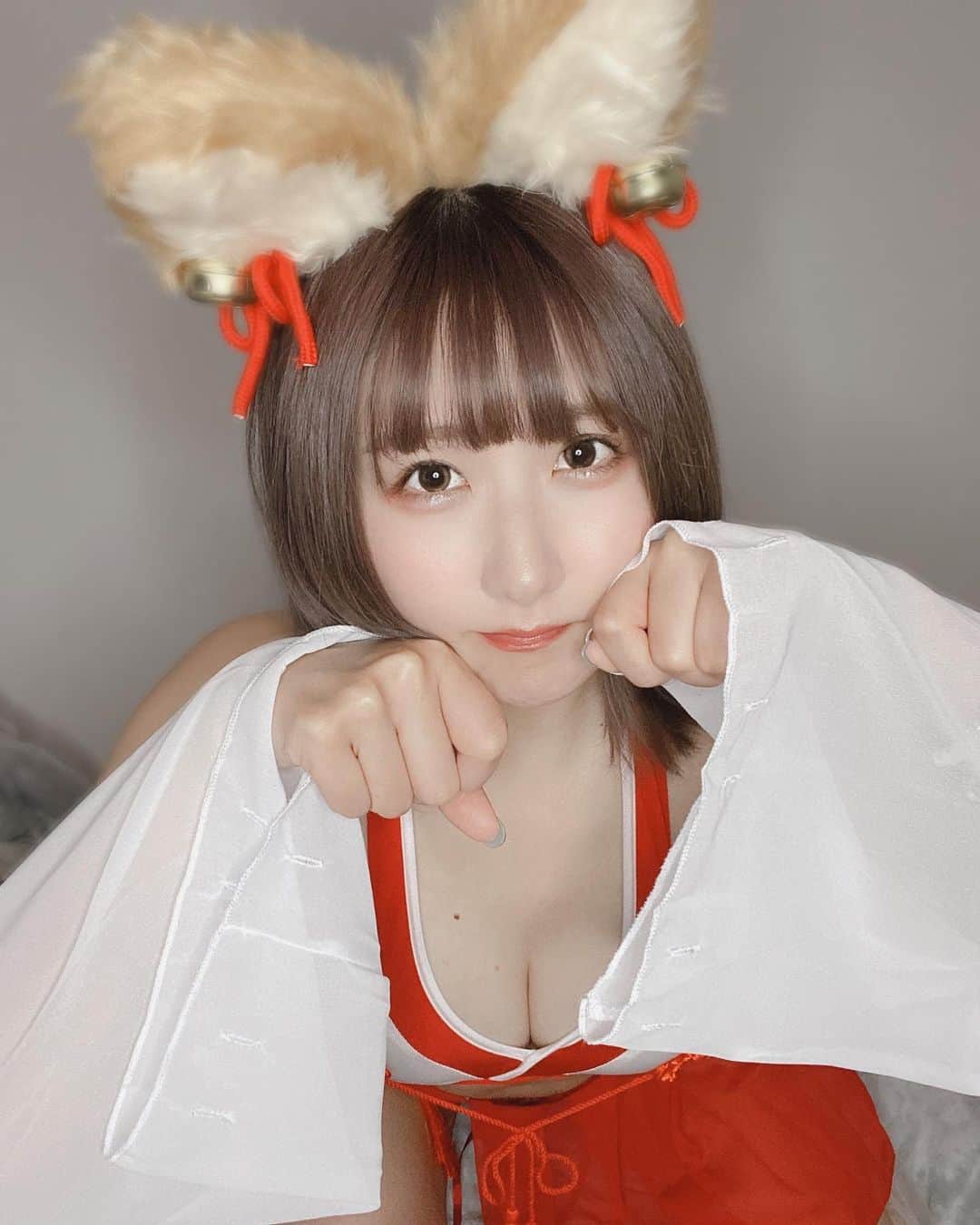 ソラ豆琴美のインスタグラム：「TikTokにきつねダンス上げたよ🌱𓂃 𓈒𓏸 「まめちゃん」で検索してねっ  #きつねダンス  #キツネコスプレ  #巫女さん  #tiktok  #tiktokdance  #japanesegirl  #japaneseculture」