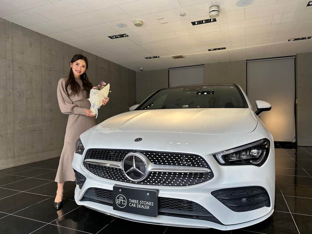 臼井麗香のインスタグラム：「. スポンサードをして頂いている THREE STONES 様に今シーズンは Mercedes-Benz CLA200 d Coupe をご提供して頂きました✨ いつもありがとうございます🤲🏻  白のクールなボディーに 内装はレッドレザーシート、 世界最高水準の安全性能✨  強く美しいこの車のように 私も今シーズンこの車と共に 強く美しく全力で戦いたいと思います✨  #Threestones #Mercedes-benz  #広尾 #恵比寿 #目黒 #渋谷 #golf #ゴルフ女子#ゴルフ男子 #車#車好き#車好き女子」