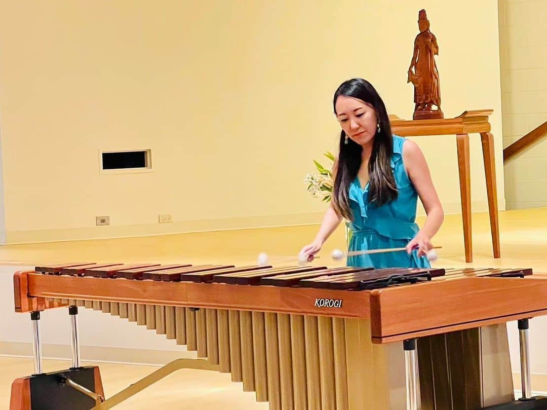 Honolulu Myohoji Missionさんのインスタグラム写真 - (Honolulu Myohoji MissionInstagram)「This will surely be a sound you will be uplifted by. 【🇯🇵↓】 Sharing a concert at Honolulu Myohoji. My beloved marimba song to you. . Blessing of the power of music . . 🐬Follow @mikaerickson_vibes for healing and energizing sounds with Hawaii spirit🌺🎶💫 - 🐬On Stories, I post a sound breathing meditation in about 30 seconds every day. Come to Stories at any time and feel relieved and at ease with the breathing meditation. - 🐬Next Events : 2/4 Full Moon Sound Bath 2/5 Sound Bath on Kauai  2/14 World Sound Healing  2/19 New Moon Sound Bath  More information - Link in Bio!  - Mahalo🌺 Mika Aloha Vibes . . 先日のホノルル妙法寺のコンサートのシェアです🙏ピアノのRyokoさん、本当にありがとうございました。 . この曲が本当に大好き♥️♥️♥️ まだまだまだ手が回りそうですw . . 🐬心がホッとできるような癒しになる音、元気になる音を、ハワイにスピリットに乗せてお届けしています🌺🎶 - 🐬ストーリーズでは、毎日約30秒のサウンド呼吸瞑想を投稿しています。休憩がてらお寄りください🍵♪ @mikaerickson_vibes 情報をお見逃しなく🎶💫 - 🐬ハワイでは毎月2回(新月と満月のサウンドバス)、その他イベントを定期的に開催しています🌝🌚詳細はBioのリンク、ストーリーのハイライトをご覧ください。  Special Thanks:  Piano by Ryoko Kobayashi @riokota_music  photo, videos by @kaimana_hi ♥️ - マハロ🌺Mika  #marimba #korogimarimba #hawaiievent #honoluluevents #honolulumyohoji #honolulumyohojimission #soundhealing #sound #vibration #earthvibration #alohavibes🌺 #alohavibes #frequency #frequencyvibrations #spiritual #musica #unconditionallove #healing #blessing🙏」1月24日 14時02分 - honolulumyohoji