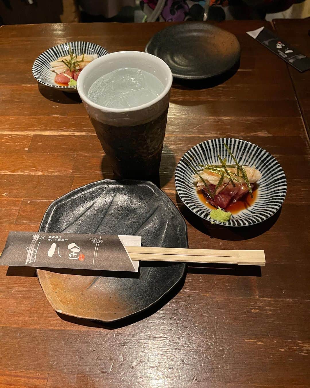 鈴木Q太郎のインスタグラム：「どーも！ハイキングウォーキング鈴木Ｑ太郎です。 昨日は、なんばグランド花月のお出番でした。 仕事終わりにアイバーさんと飲みました。 2夜連続で同じ店に行かせていただきました。 2夜連続行きたくなるお店なんですよ！ 居心地、料理、酒全て最高なんですよ。 #八金  #かつおの藁焼き  #なんばグランド花月」