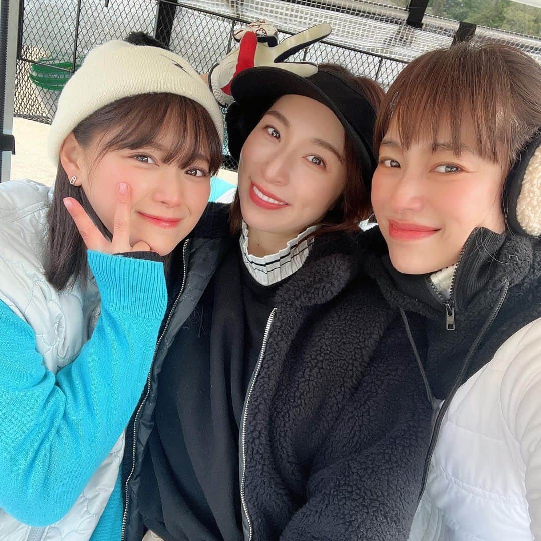 山内鈴蘭のインスタグラム：「ゴルフより女子会トークになっちゃう女子会ゴルフ🥺💓笑  最高に楽しかったーーーー😍  朝の車の中からなかなかのディープな話で盛り上がる女子の凄さ。笑  寒すぎてみんな呂律おかしくて 話してるだけで面白かった🤣笑  @gorurun_ のダウンベスト、寒いけど着込みたくない時凄い使える🥺💓 ブルーのウェアも今だけセールしてるからお早めに💪  作ってよかったーー🫡  ユニセックスでサイズ展開多いから、もし気になってる方オンラインショップから見てみてね🥺🥺🥺  それにしても、 女子会ゴルフ楽しすぎたので 恒例化させましょうや、お二人とも😍  ありがとうね🥰🙏  #ゴルフ #ゴルフ女子 #ゴルフ女子会 #ゴルフコーデ #ダウンベスト #ゴルフ女子コーデ #かずさカントリークラブ #千葉県 #千葉県市原市 #いちはらプロモーション大使 #ゴルフ動画 #ドライバーショット #スイング動画 #gorurun #ゴルラン #冬ゴルフ #ゴルフ好きな人と繋がりたい」