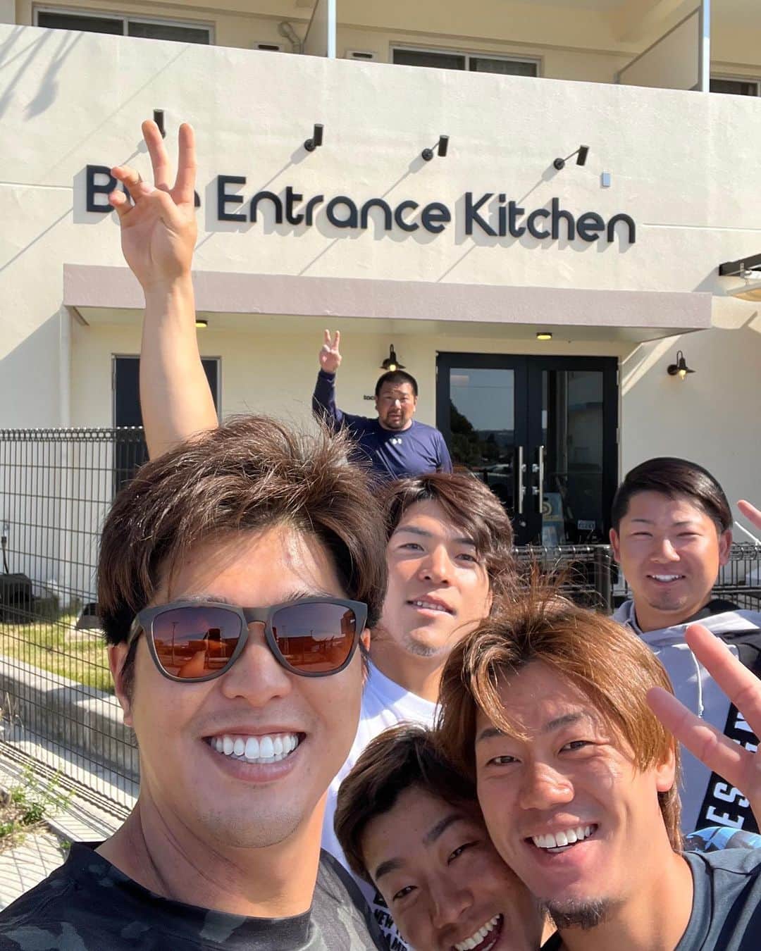 石井一成さんのインスタグラム写真 - (石井一成Instagram)「自主トレ終了☀️  サポートしていただいた皆様ありがとうございました！！  中村さんからいただいたロッテ製品😁 合間に食べながら練習しました👍 ありがとうございます！！  とても充実した自主トレになりました👍👍  #自主トレ #感謝 #北海道日本ハムファイターズ  #新時代」1月24日 14時25分 - kazunari_38