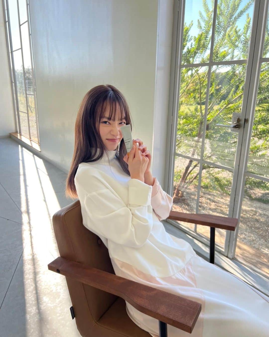 のインスタグラム：「この度、タカラベルモントLebeLさんのイメージモデルを務めさせていただくことになりました🌿 昔から使わせていただいてたのでお話をいただいた時はとっても嬉しかったです！  アットホームな雰囲気でリラックスして皆さんと打ち合わせや撮影に参加できました🥰  髪の毛トュルトュルになるのはもちろん、香りがほんっっとに凄く良いの🥺🫧  今でも私はずっとLebeLさん愛用してます🫶🏻 これを機に沢山皆さんに紹介していきますっっ！  オフショットまだいっぱいあるので載せるね〜💞  #タカラベルモント  #lebel  #イメージモデル」