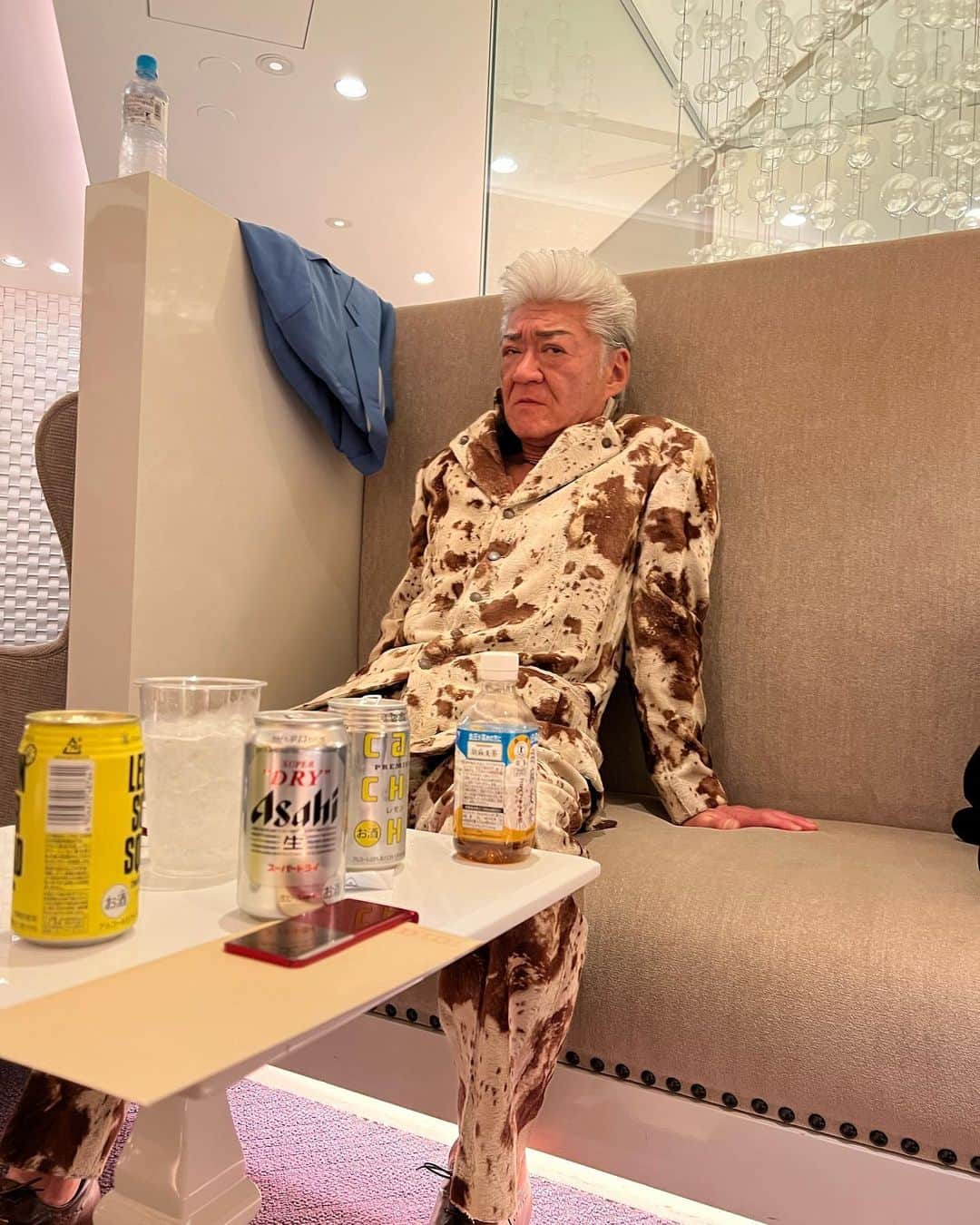 山口祥行のインスタグラム：「舞台挨拶前の兄ィw よく呑むなぁーww #小沢仁志  #badctiy」